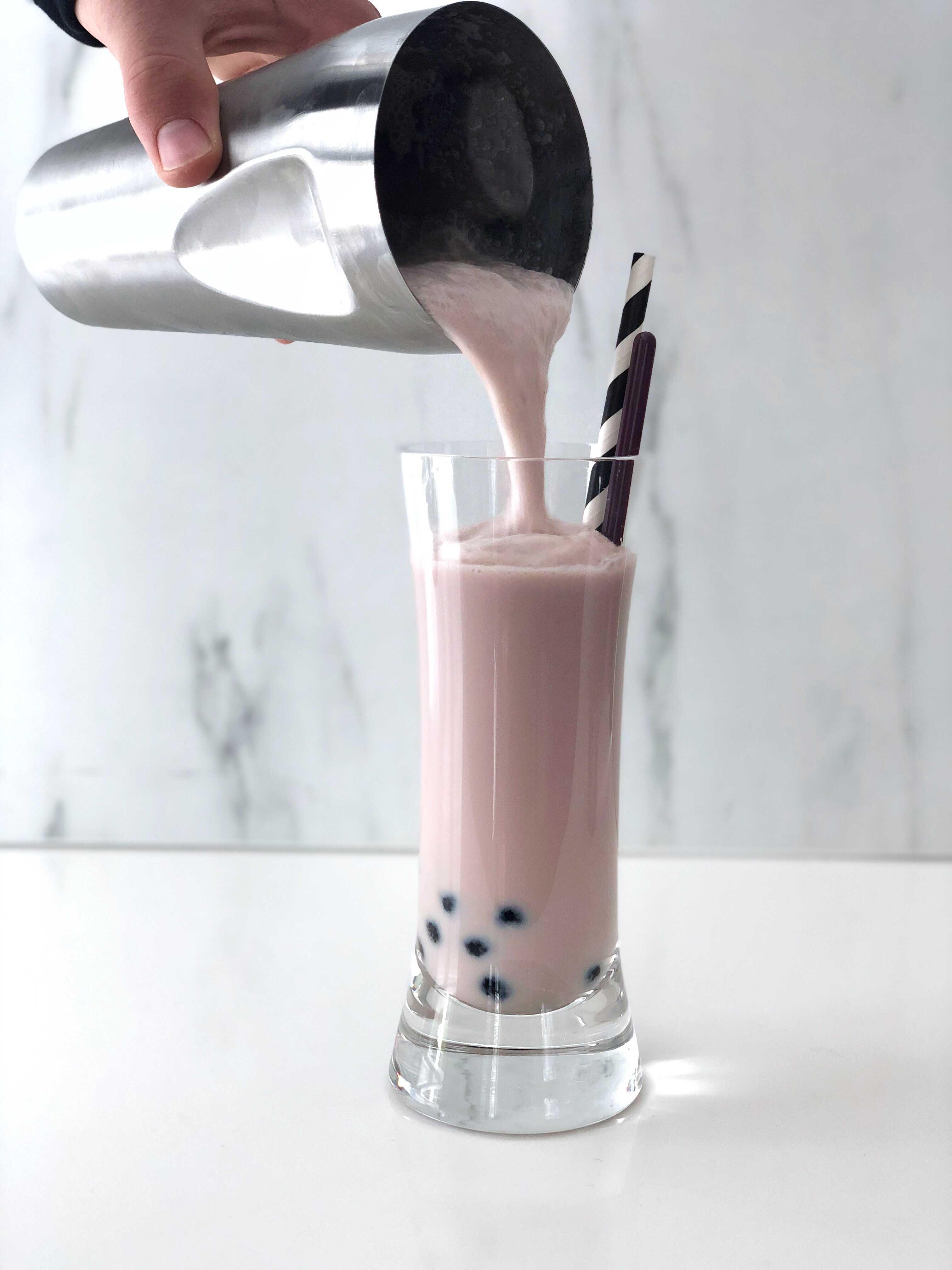 SHAKE IT: Når du rister te, is og melk i shakeren vil boble-teen få en lett kremete konsistens.