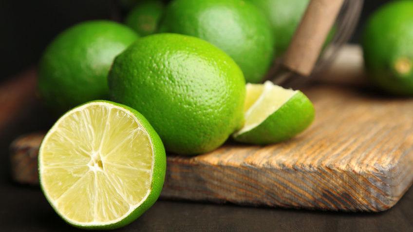 SYRLIG: Lime gir et grønt og friskt pust, enten du bruker den i hovedretter, drinker eller desserter. Foto: NTB Scanpix