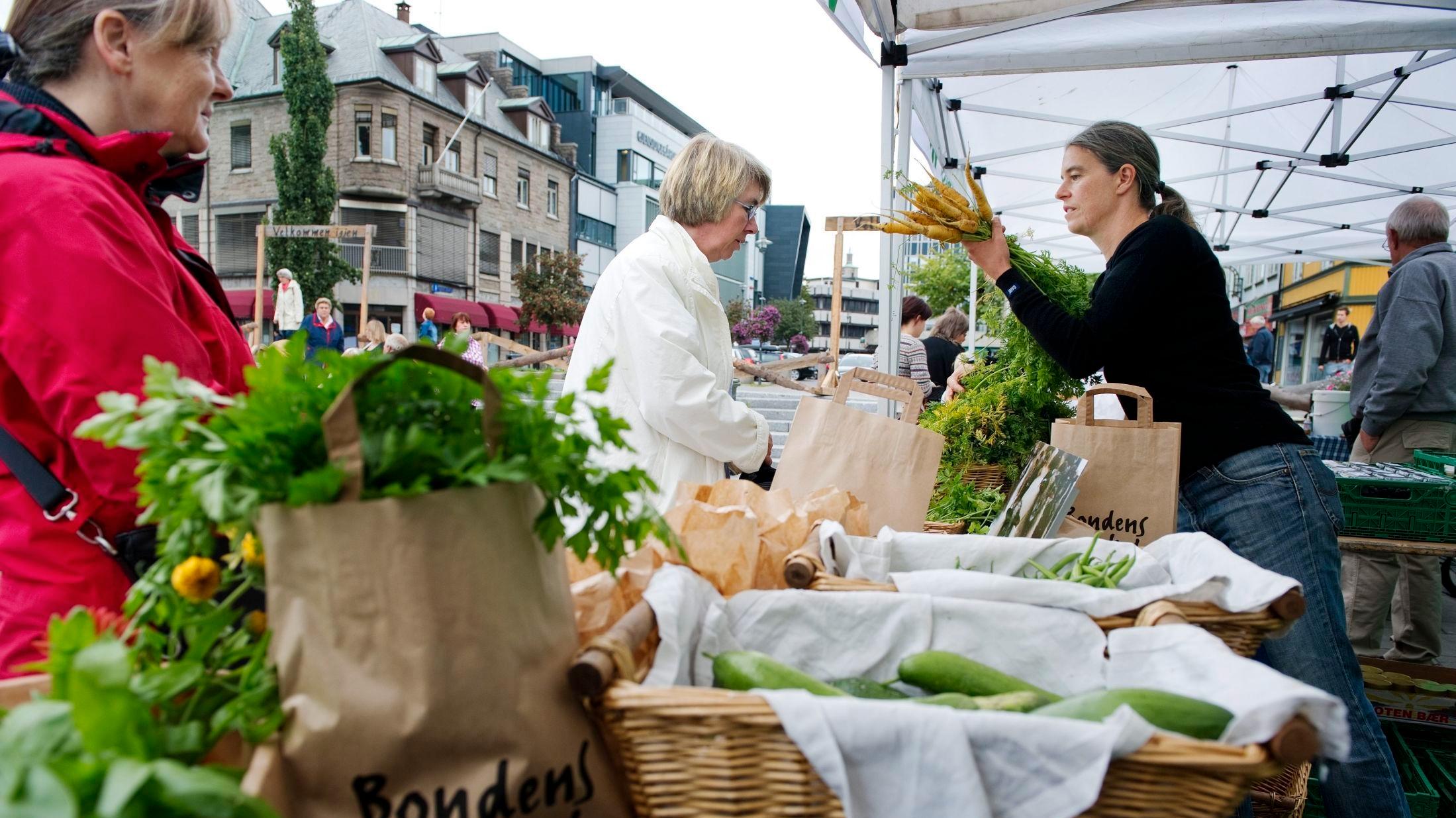 BONDENS MARKED: Kortreist og lokal mat som selges blant annet på bondens marked i flere byer i Norge får stadig flere kunder. 
Foto: Ole-Martin Grav