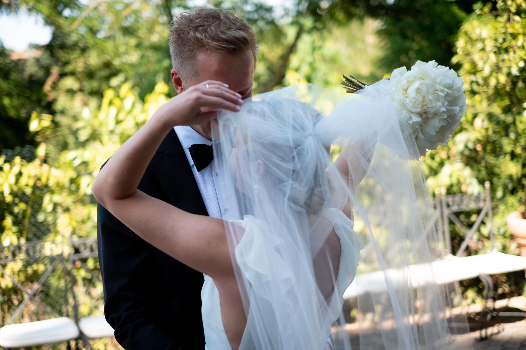 VILLE HA SLØR: Katrine Kvalsund ønsket å ha slør til brudekjolen. Dette ble tilpasset utover dagen. Foto: Privat.