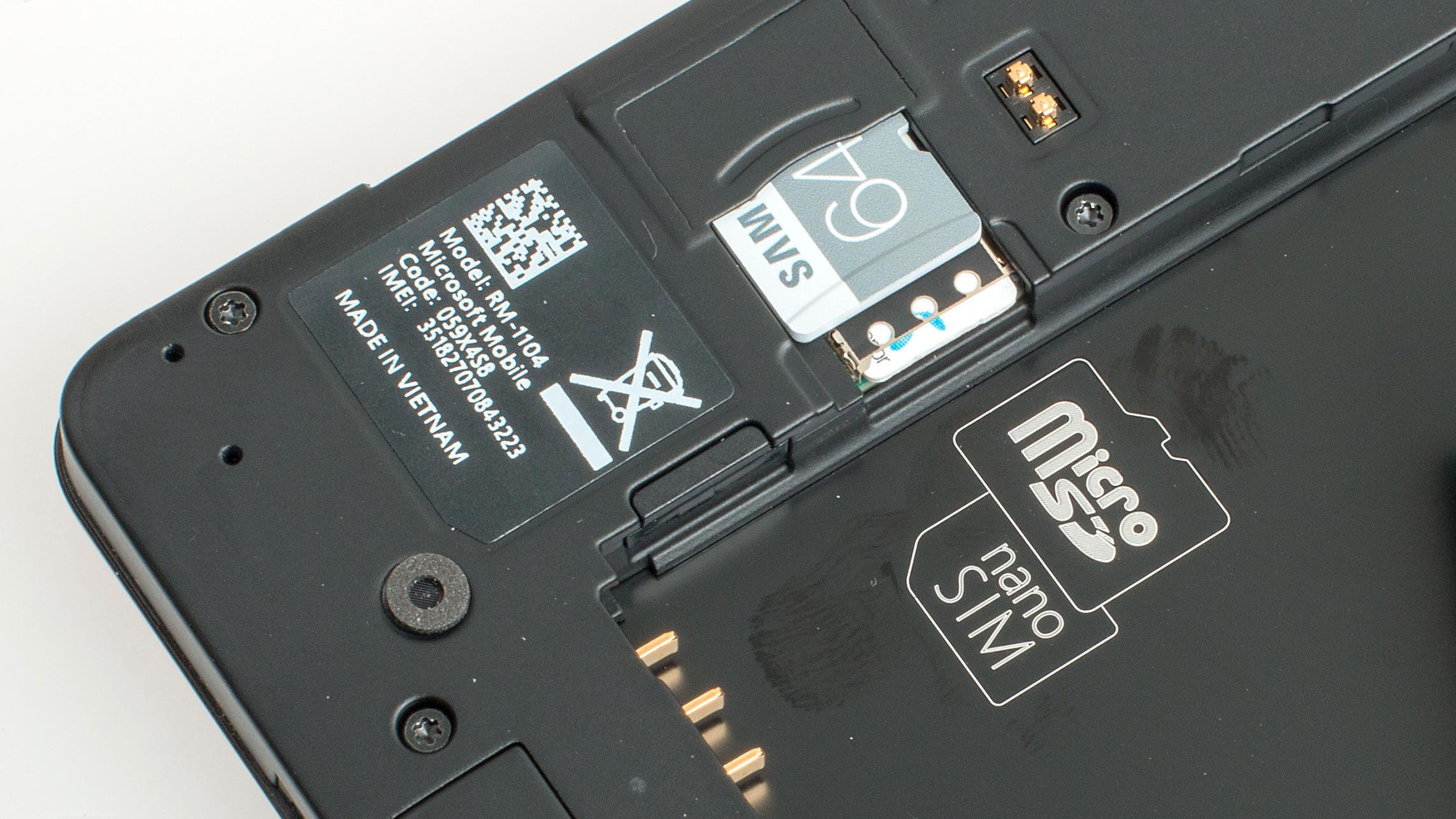 Under batteridekselet finner du plass til nano-SIM og et MicroSD-kort. Foto: Kurt Lekanger, Tek.no