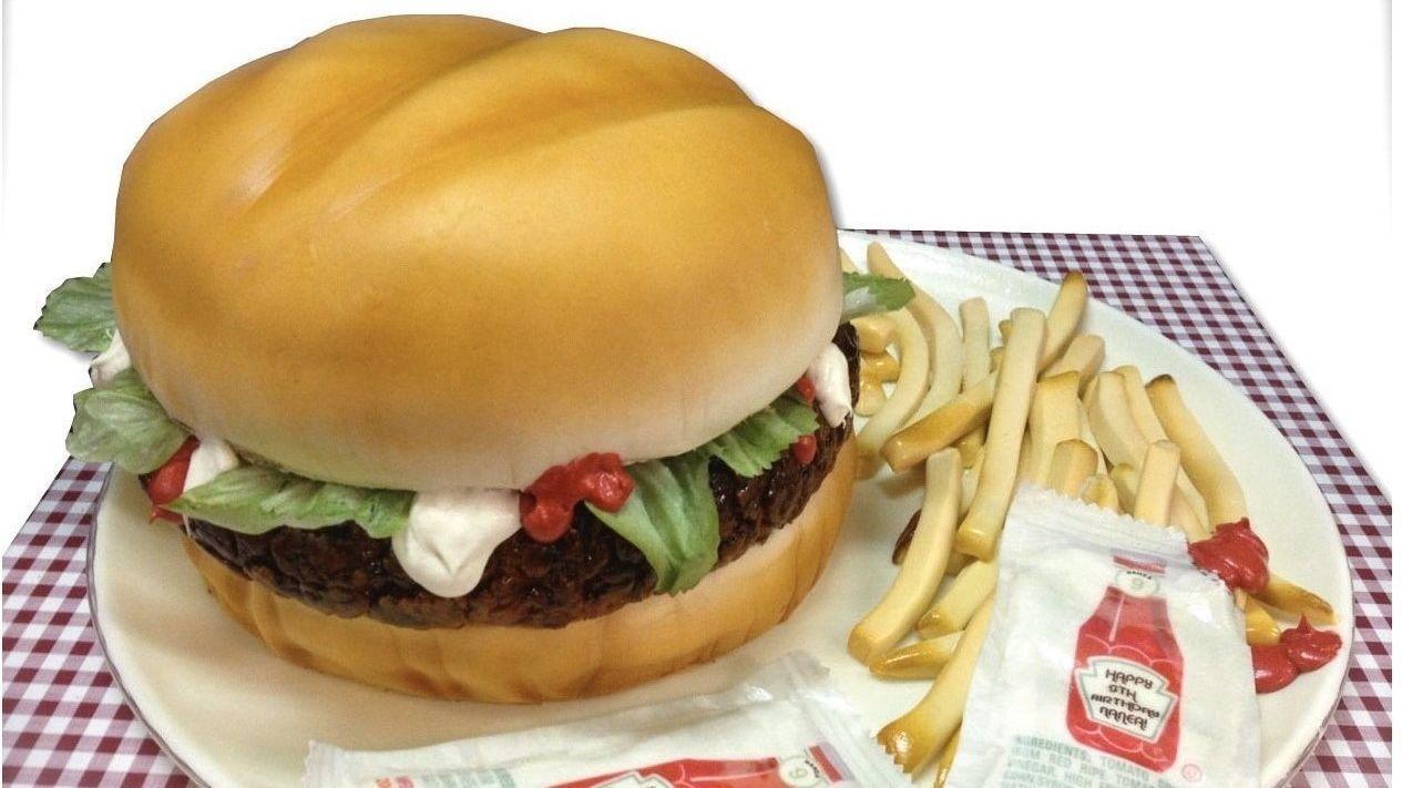 SURPRISE: Nei, dette er ikke en burger med salat og pommes frites, men en kake. Foto: Debbie Does Cake