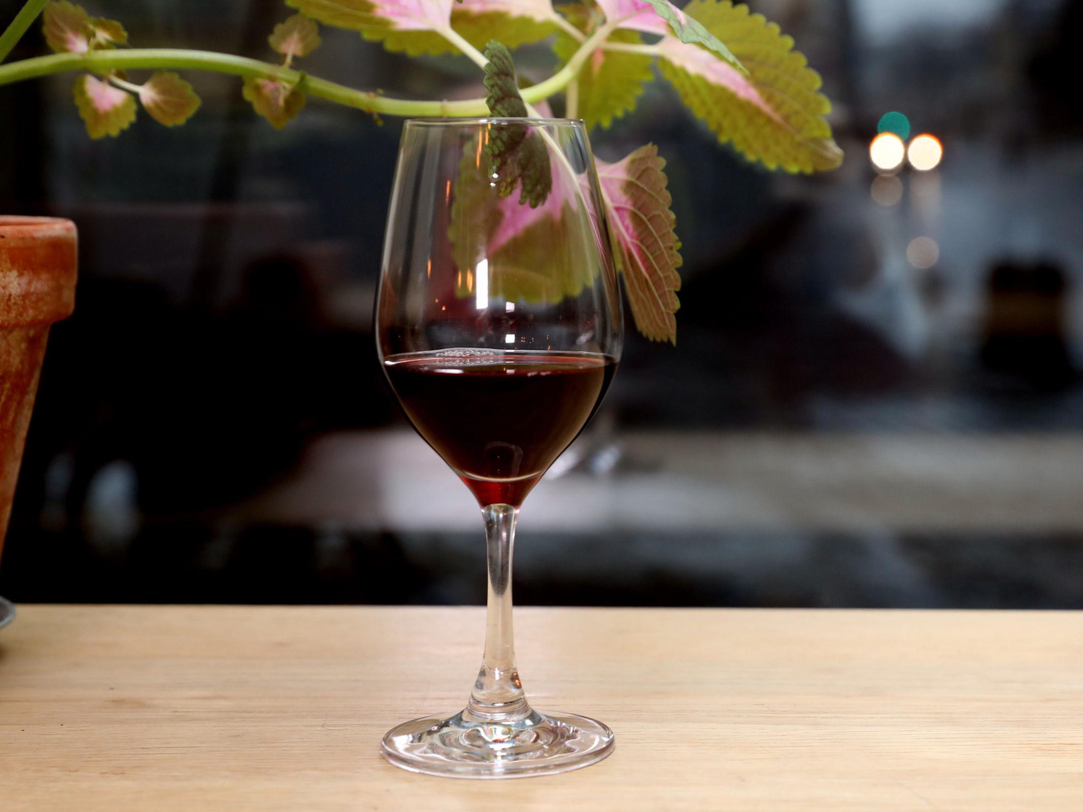 VELG RETT: De litt skarpe, fruktige italienske rødvinene er ofte et godt valg for dem med lite peiling på vin. Foto: Janne Møller-Hansen/VG