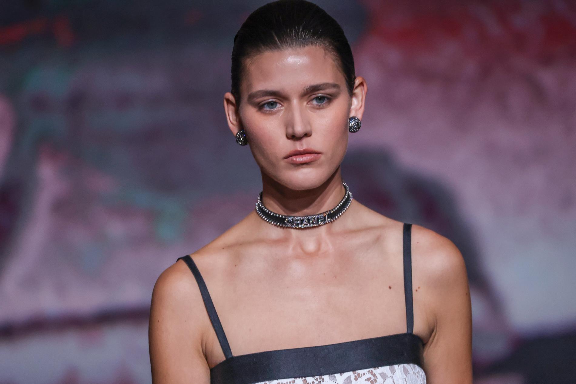 Chanel stylade modellerna i strikta vattenkammade frisyrer för sin vårvisning 2023