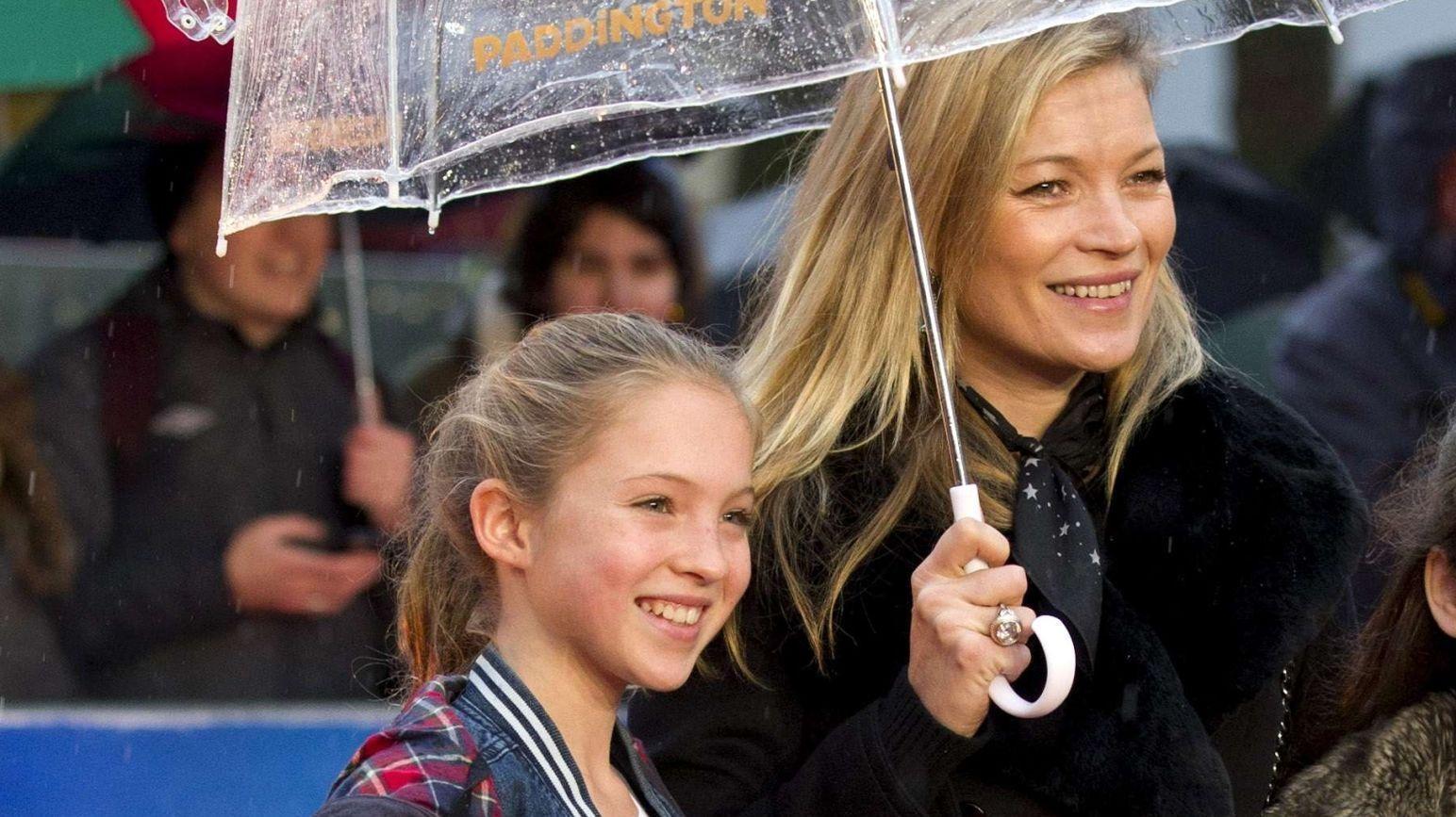 Mor og datter: Det er tydelig av Kate Moss og Lila Grace trives godt i hverandres selskap. Foto: AFP