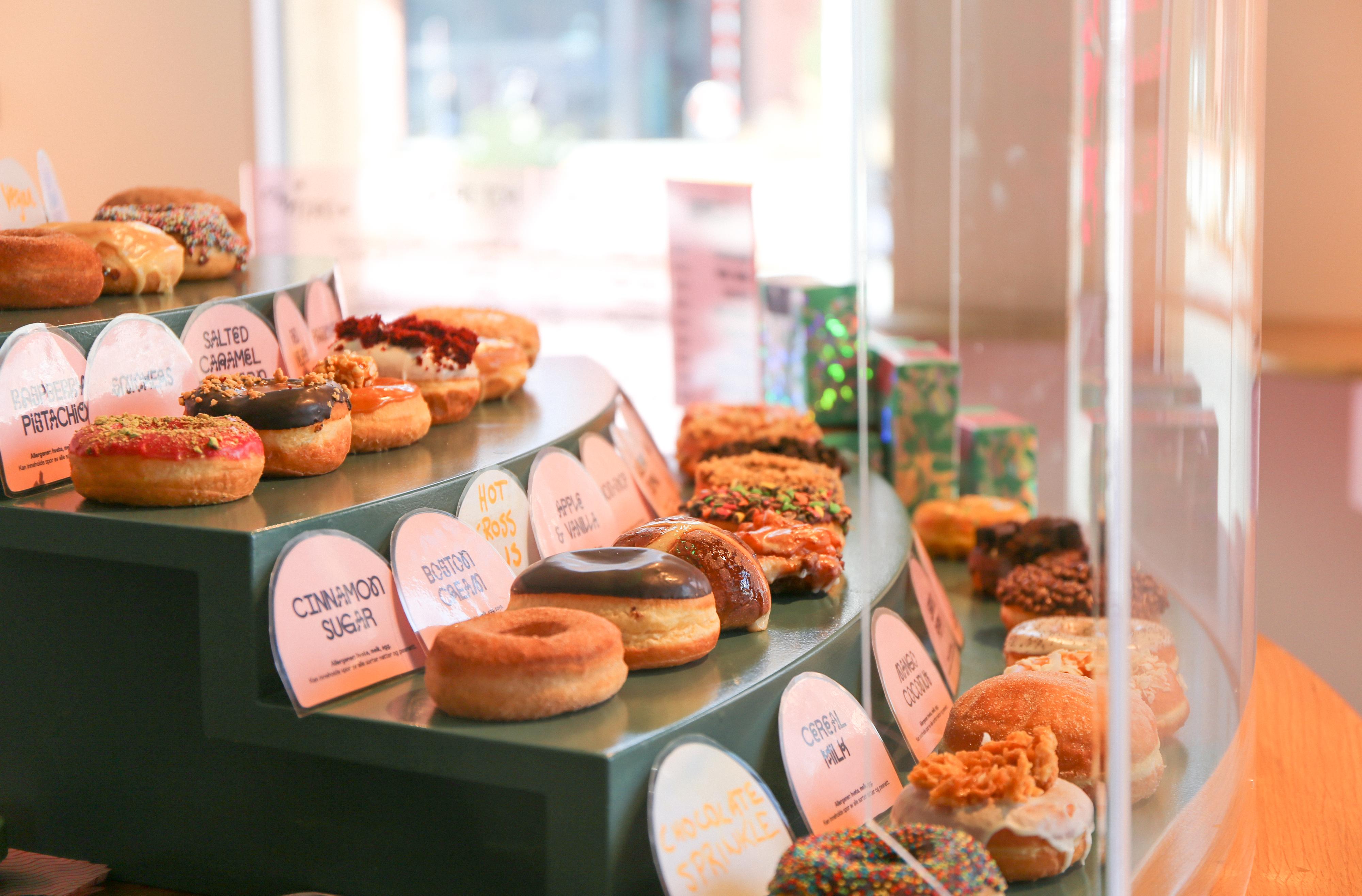 Hver dag fylles Talormade-kafeene med ferske donuts i  rikelig med smaker fra eget bakeri.