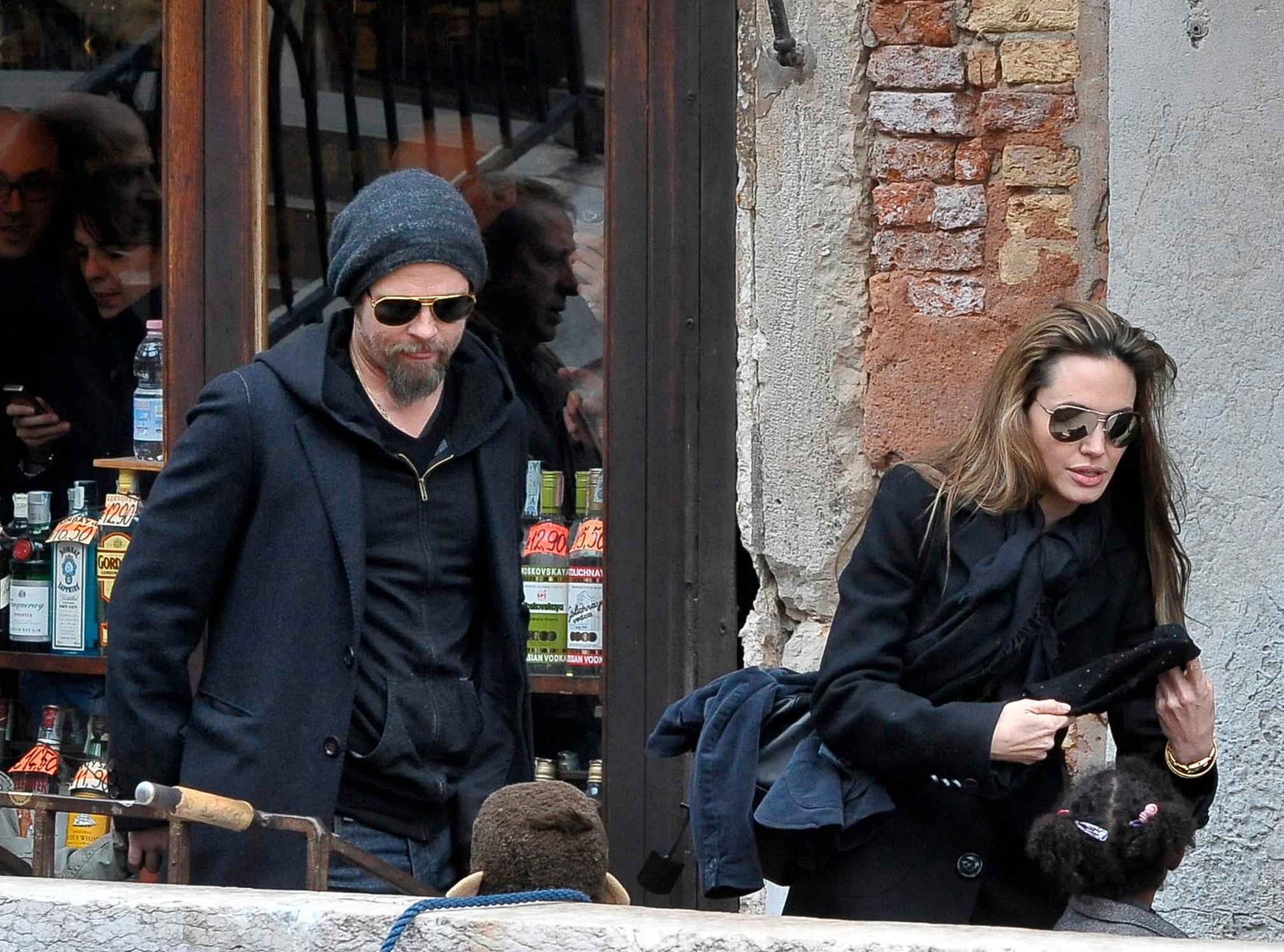 CASUAL: Både på rød løper og på privaten er Pitt ofte å se i avslappede antrekk. Her fra en tur til Venice i 2010, hvor han gikk for mørke jeans, sort hettegenser og en sort frakk, lue og solbriller. Jolie gikk for antrekk i samme stil i sort jakke og solbriller. 