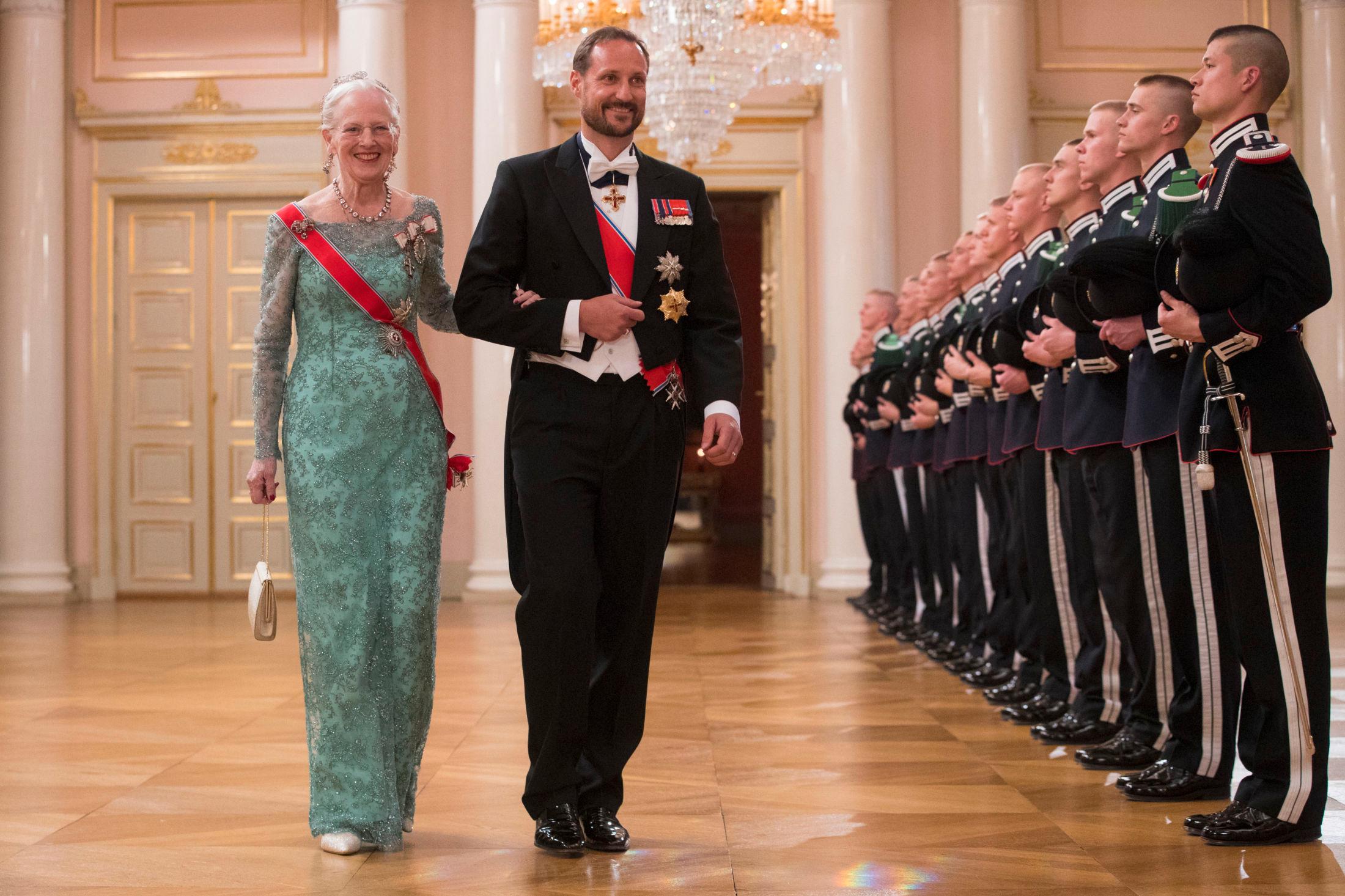 TURKIS: Dronning Margrethe av Danmark gikk hadde på seg en perlebelagt kjole i lys turkis. Legg merke til de transparente ermene. Her med kronprins Haakon. Foto: Håkon Mosvold Larsen / NTB scanpix