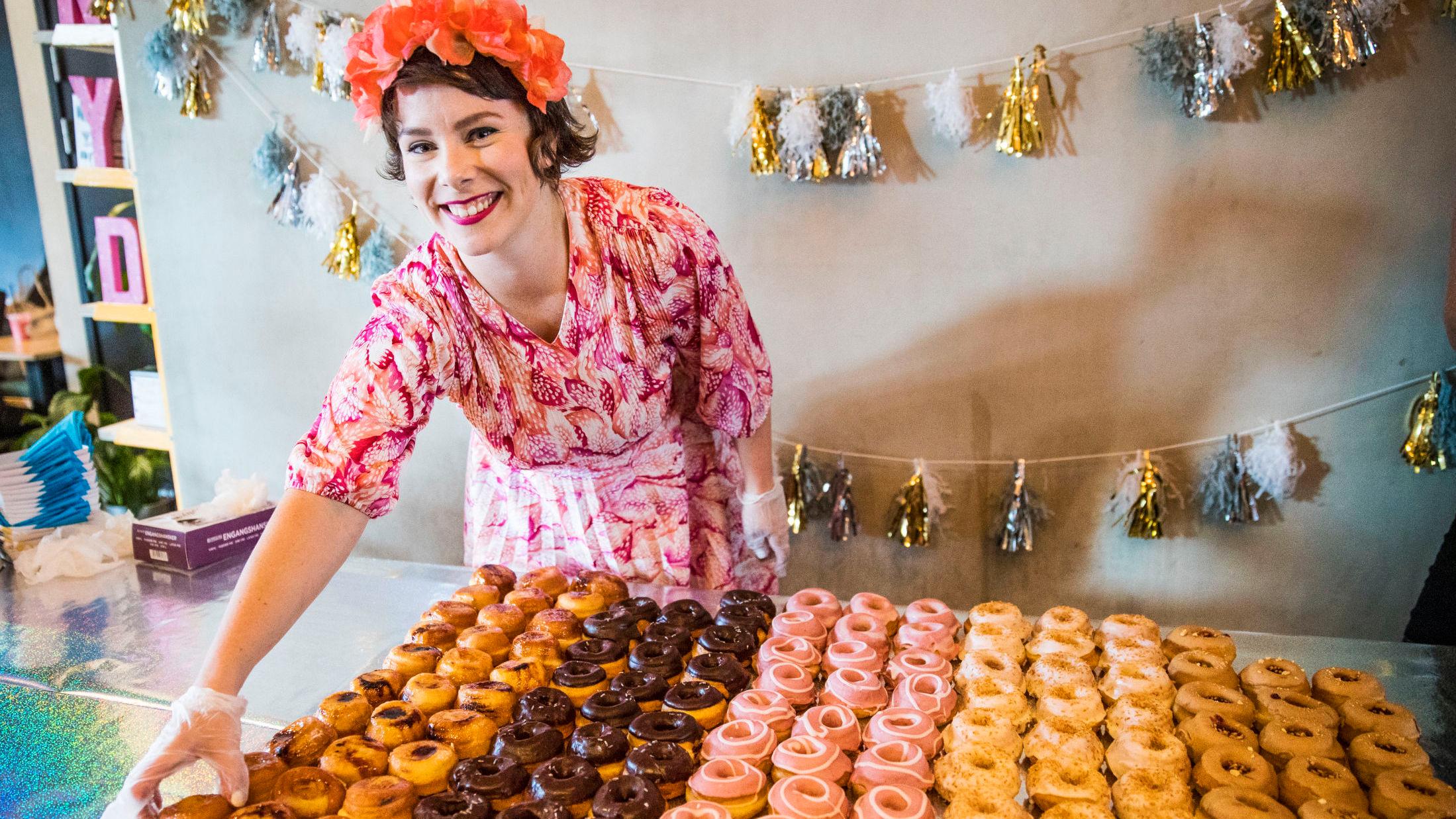 DOUGHNUTS I FLENG: Talor Browne har en sterk lidenskap for doughnuts og kaffe. Nå åpner hun kafé med business-partneren. Foto: Frode Hansen/VG