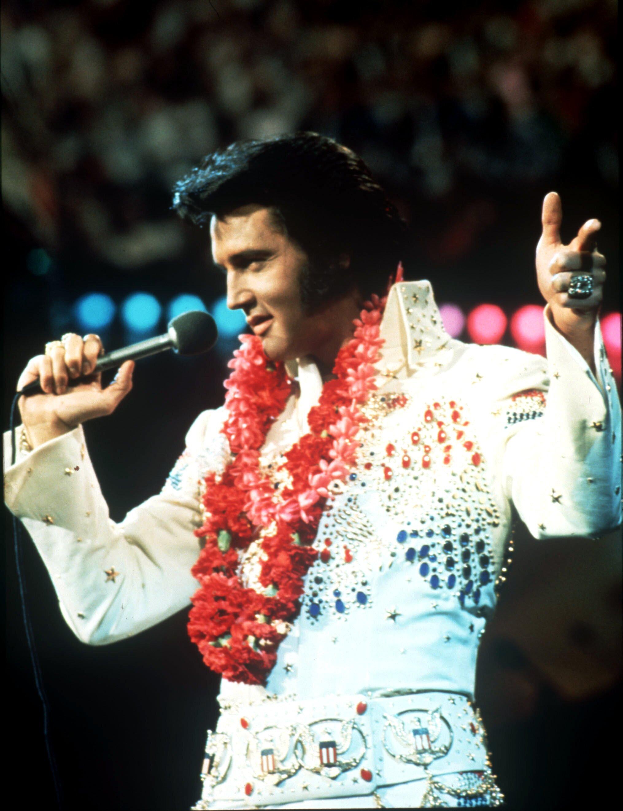 Elvis på Hawaii mot slutten av karrieren.
