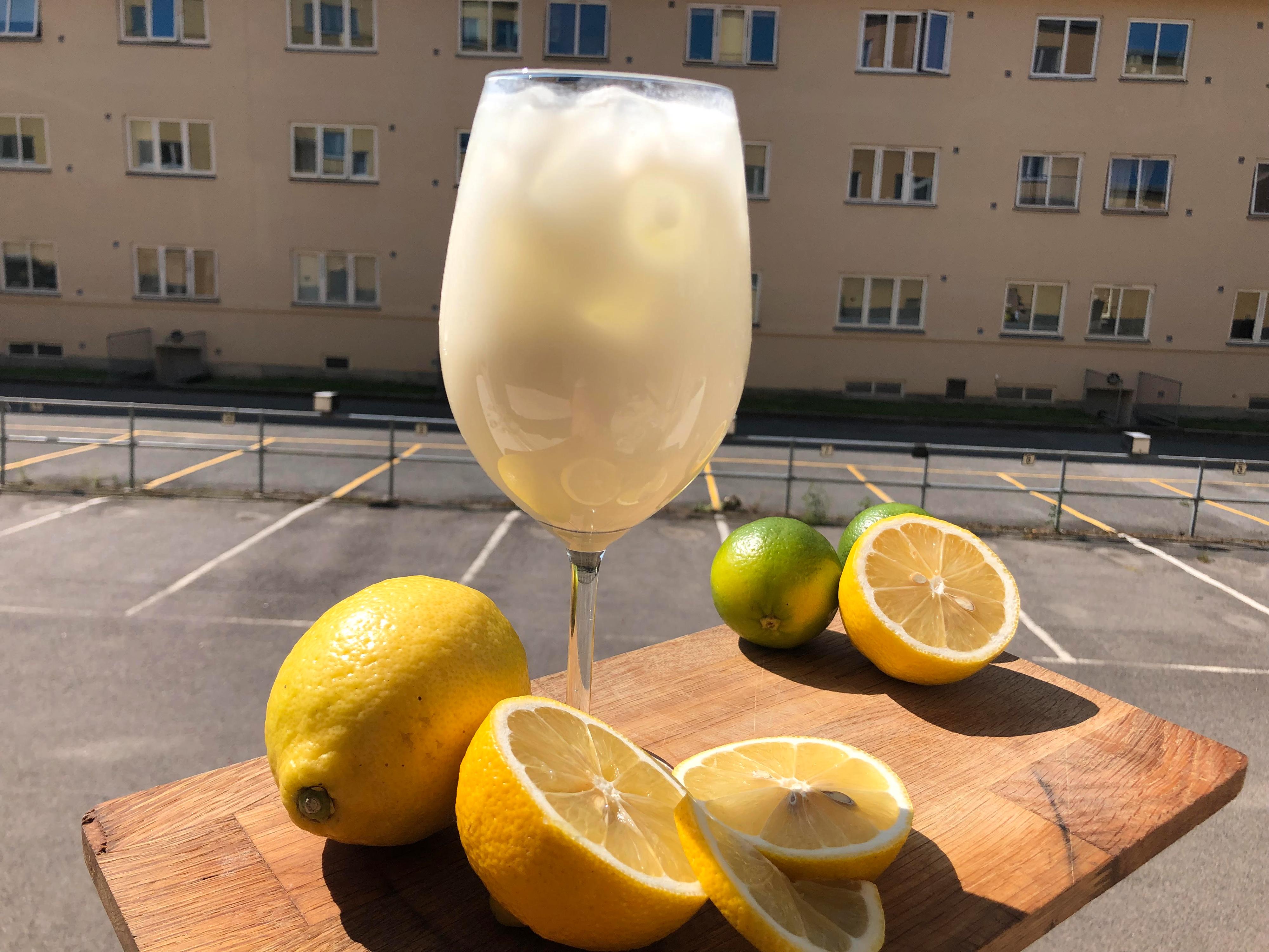 VIRALDRIKK: I år er det en sommerlig og syrlig drikk som går viralt, nemlig en ny variant av den tradisjonelle drikken limonade. 