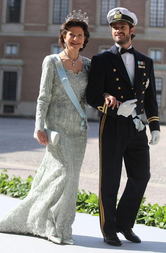 MINT: Dronning Silvia kom arm i arm med sønnen Carl Philip en en vårlig kreasjon. Foto: NTB Scanpix