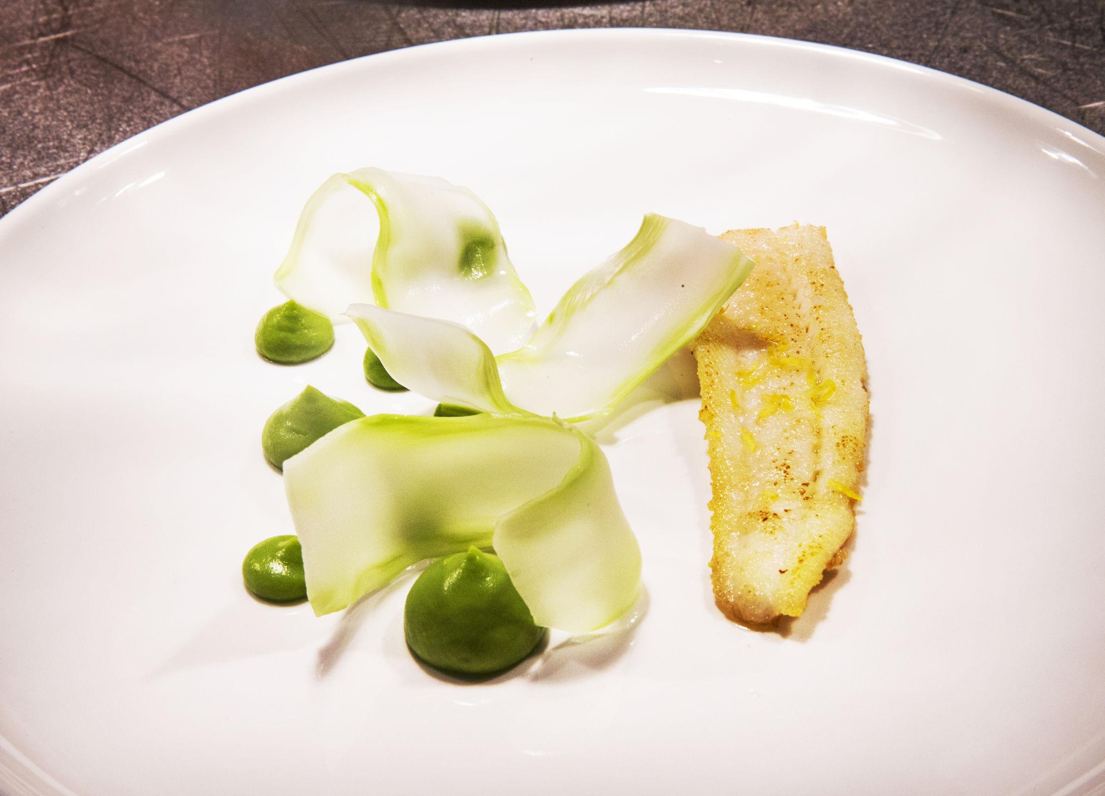 ELEGANT: Pannestekt fisk med brokkolipuré toppes med hvitvinssaus. Foto: Frode Hansen/VG