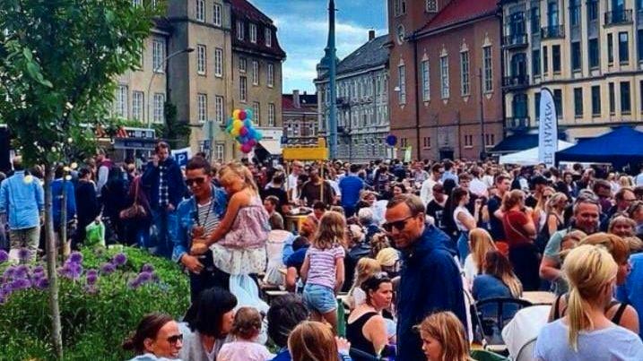 GOD GATEMATSTEMNING: I begynnelsen av juni samles hele St. Hanshaugen bydel, og alle andre som vil, ved Fagerborg skole langs langbord og nyter av byens beste gatemat. Foto: Skjermdump Facebook.