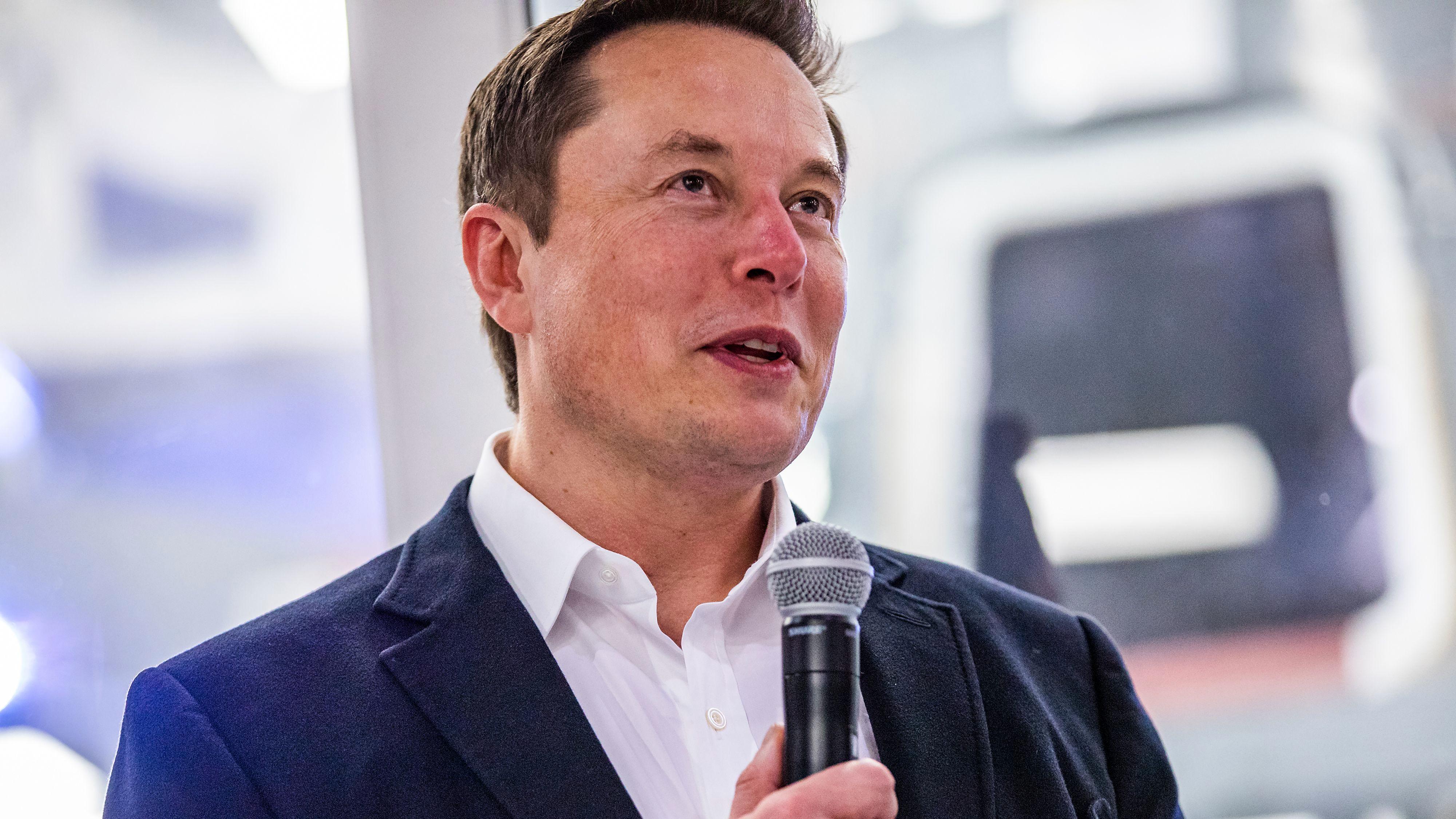Krever nærmere 500 000 kroner av Elon Musk