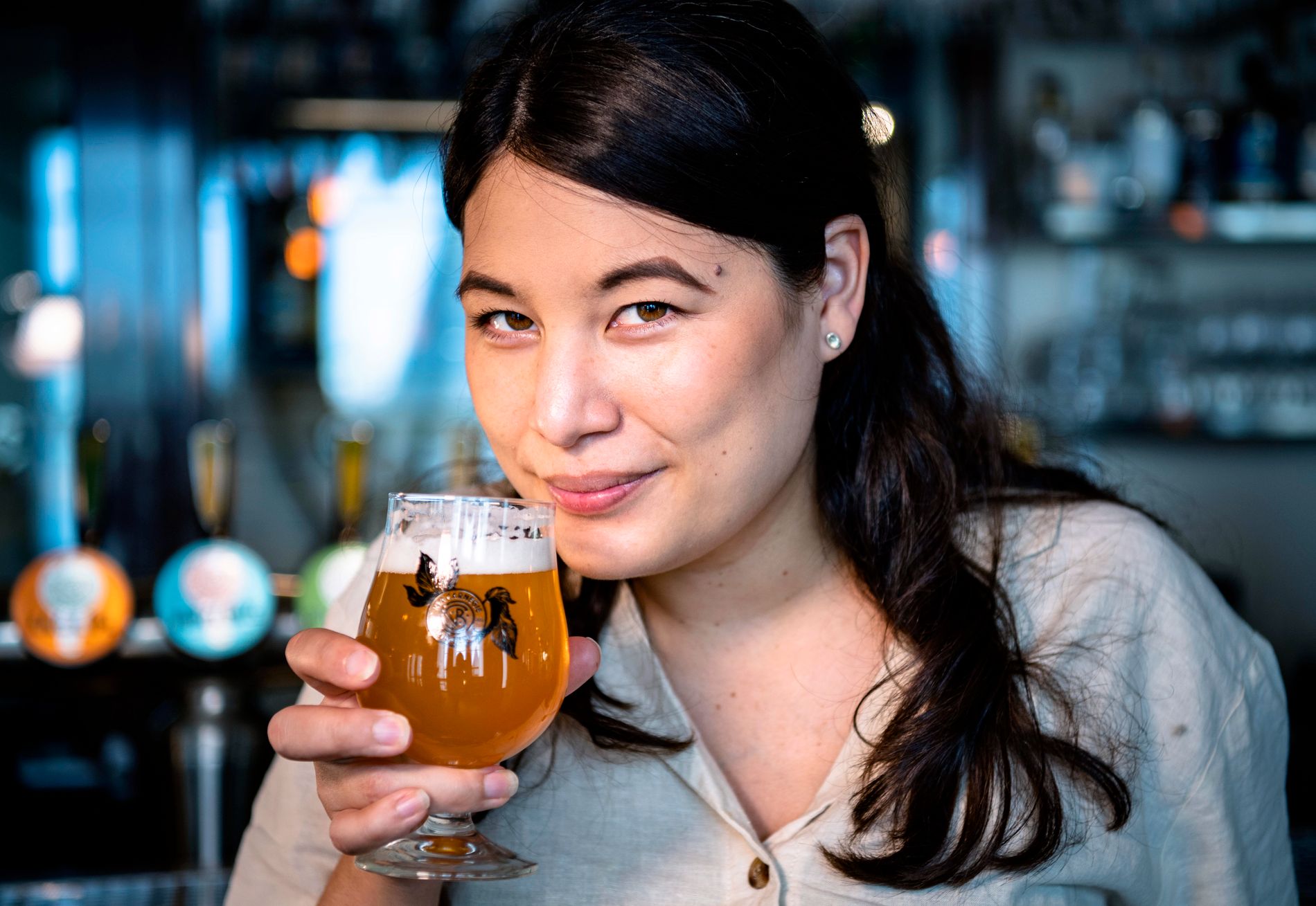 Lise Ljungman håller i ölprovningar, jobbar på bryggeri och sitter i styrelsen i den ideella föreningen Ölgäris.