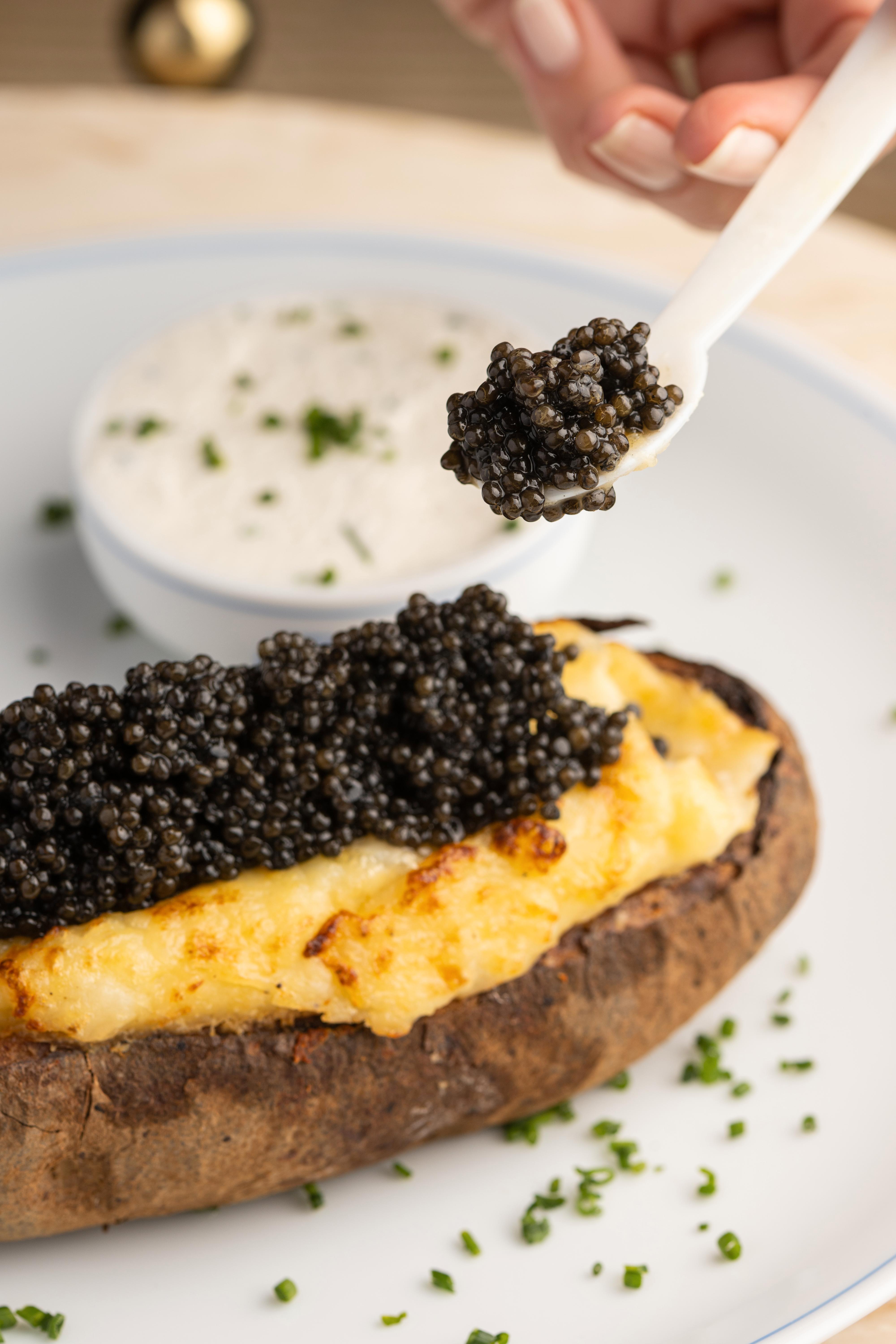 HAVETS EKSTRAVAGANSE: Skal det være litt kaviar på potet? Franske Caviar Kaspia går internasjonalt.