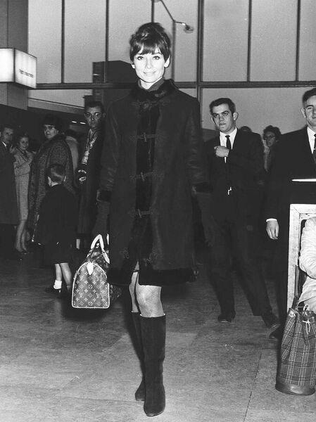 Skuespiller Audrey Hepburn i 1966 med sin Louis Vuitton «Speedy» 25. 