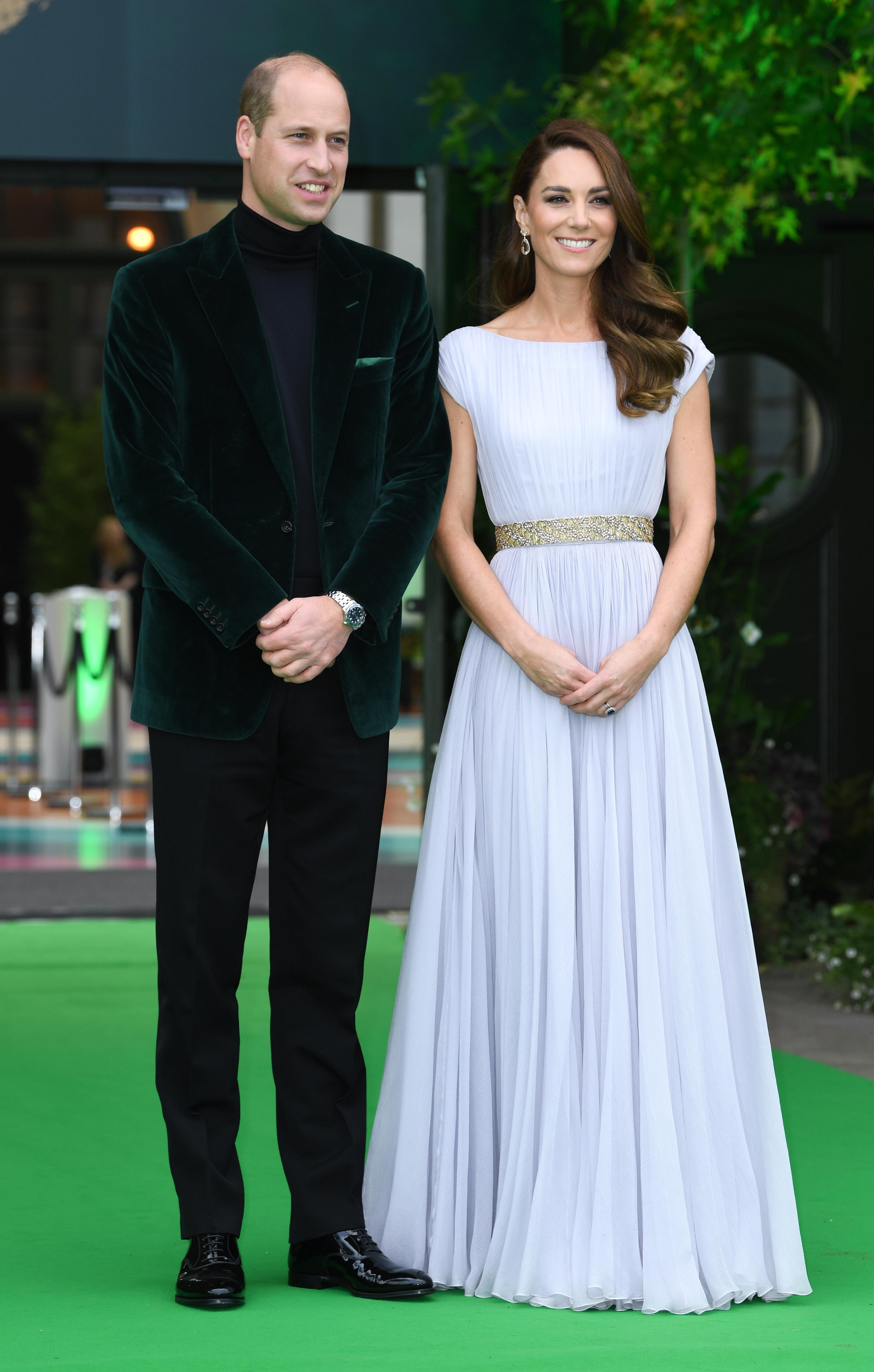 STRÅLER: Prins William og hertuginne Kate møtte begge opp i antrekk de har brukt tidligere. 
