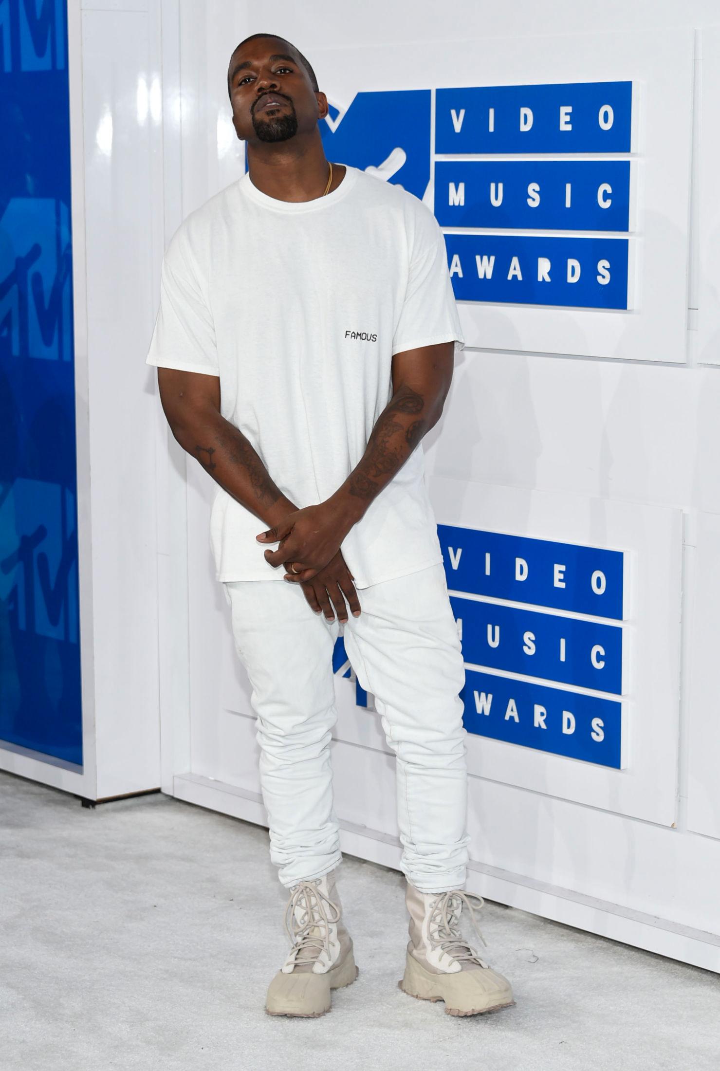 HELHVITT: Kanye West på MTV Video Music Awards i helhvitt antrekk. Foto: AP
