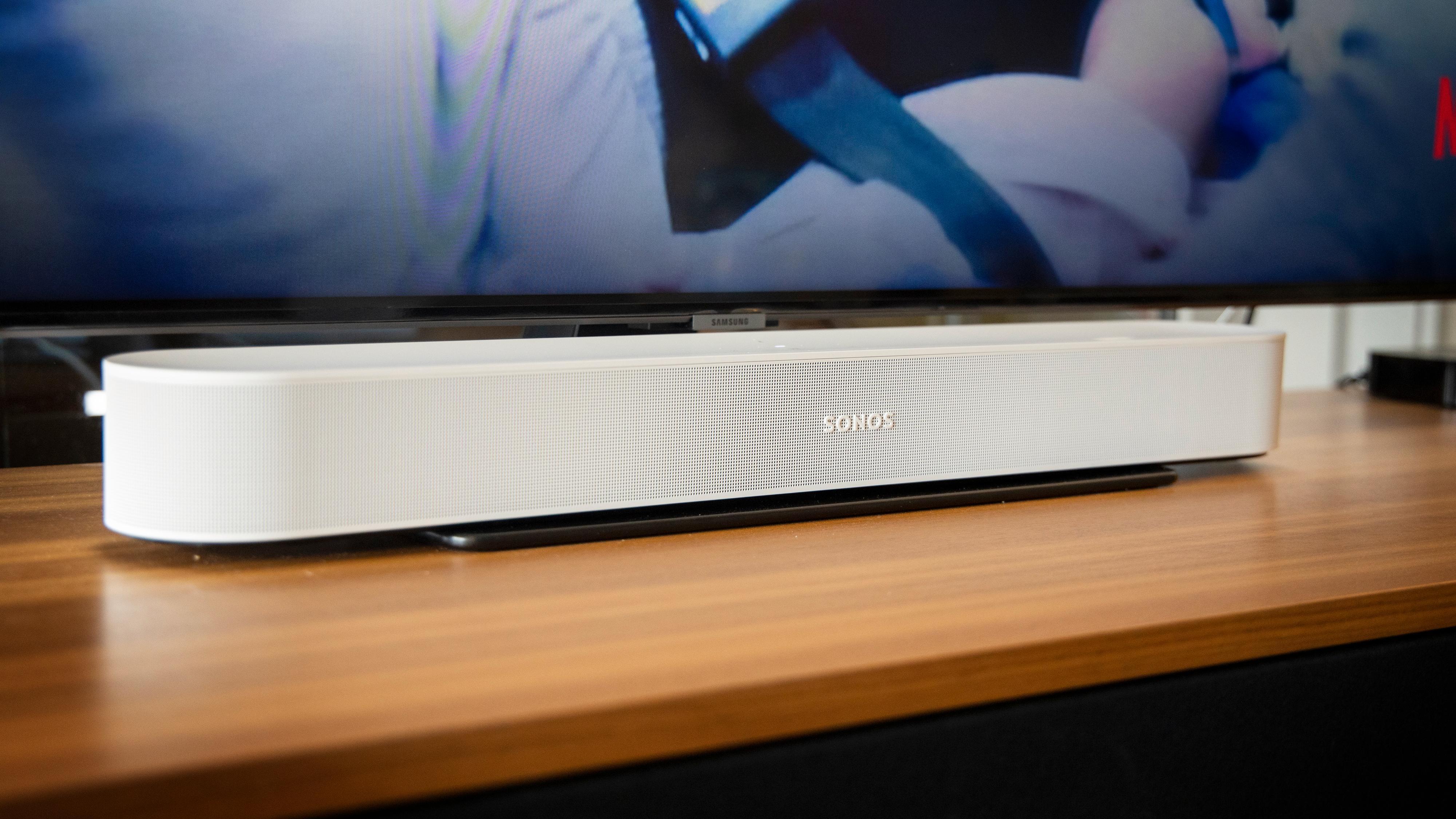 Den kommende, billigere Sonos-planken skal angivelig være mindre enn Sonos Beam (Gen 2) som er avbildet. 