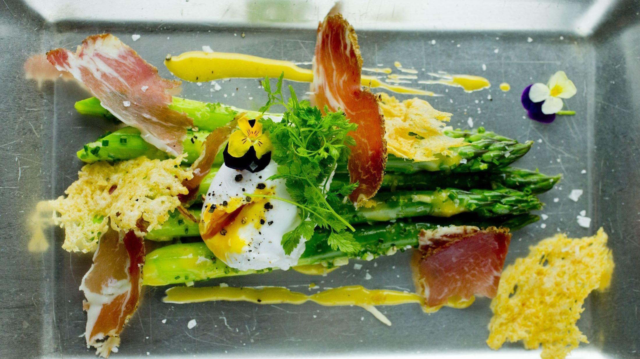 FJONGT: Vårens beste råvare asparges blir ekstra lekker med posjert egg, noen skiver spekeskinke og sprø ost til. Foto: Sara Johannessen/VG