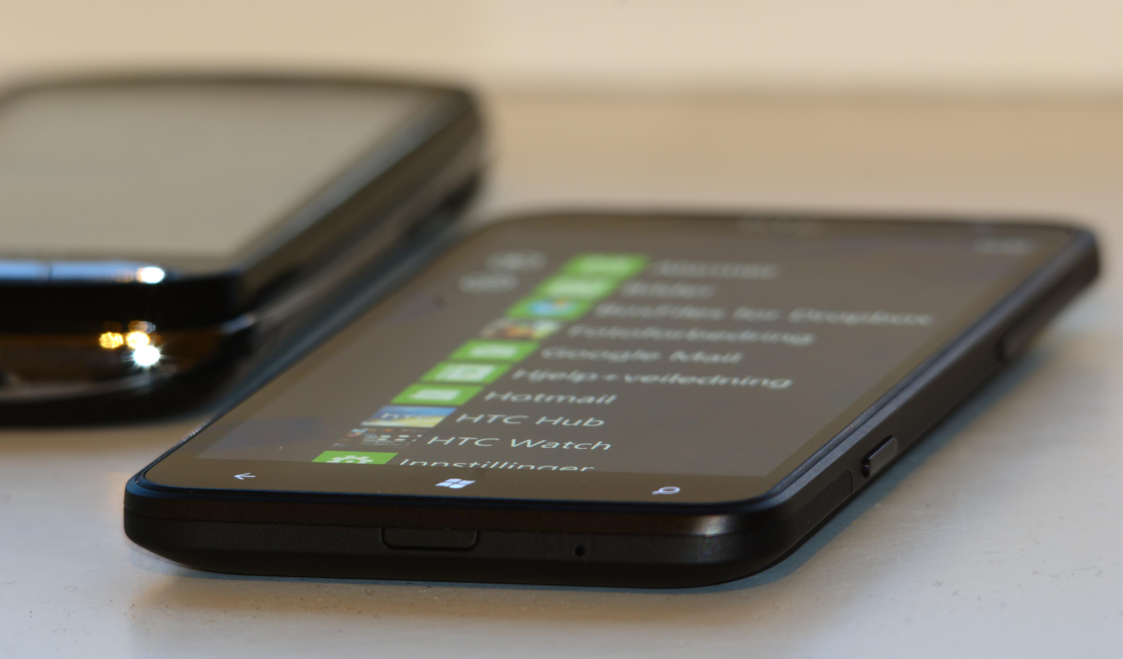 HTC Titan glir lettere ned i en lomme enn for eksempel Sony Ericsson Xperia Pro. (Foto: Einar Eriksen)