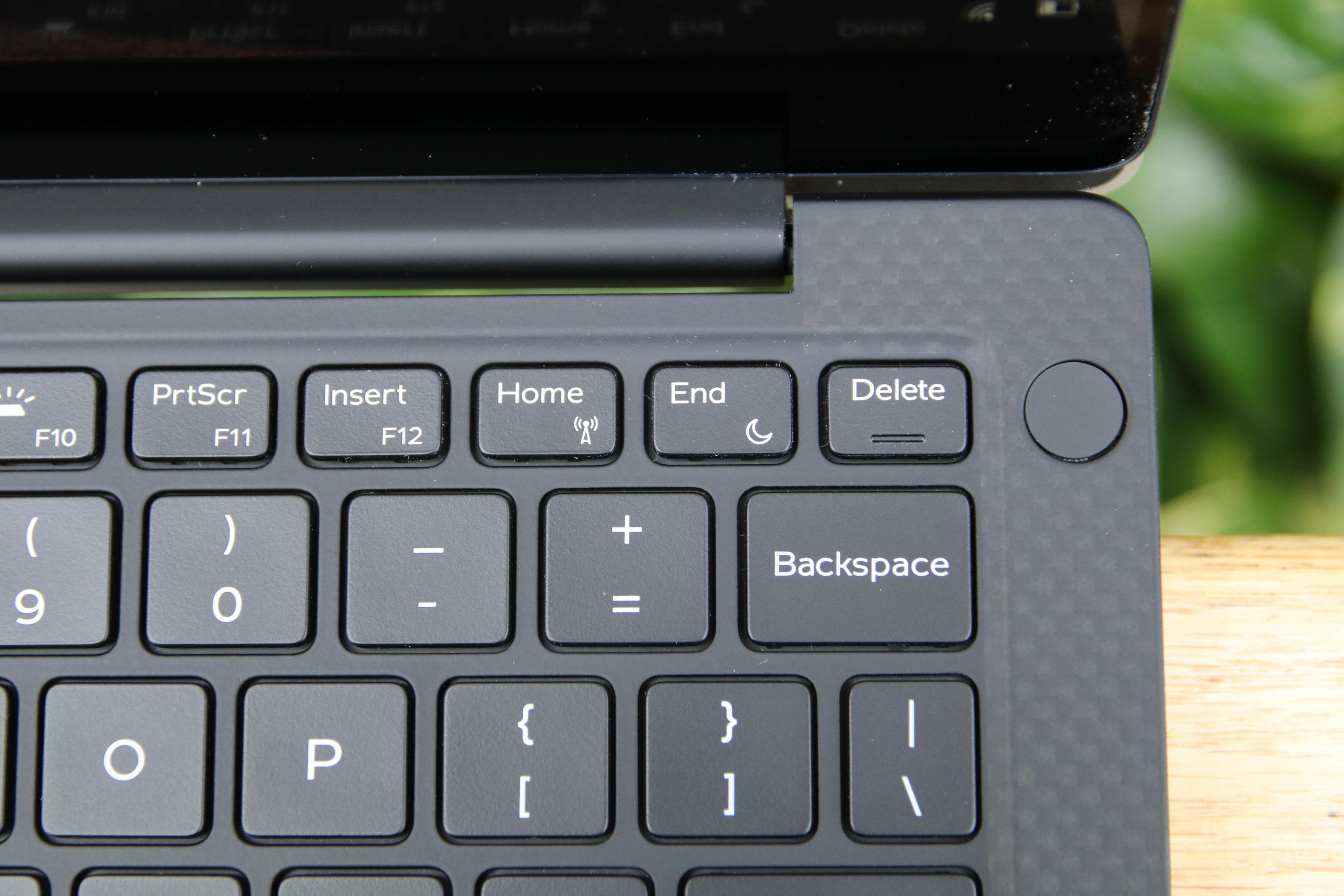 Tastaturet byr på lang vandring. På-knappen har en innebygget fingerleser som er integrert med Windows Hello.