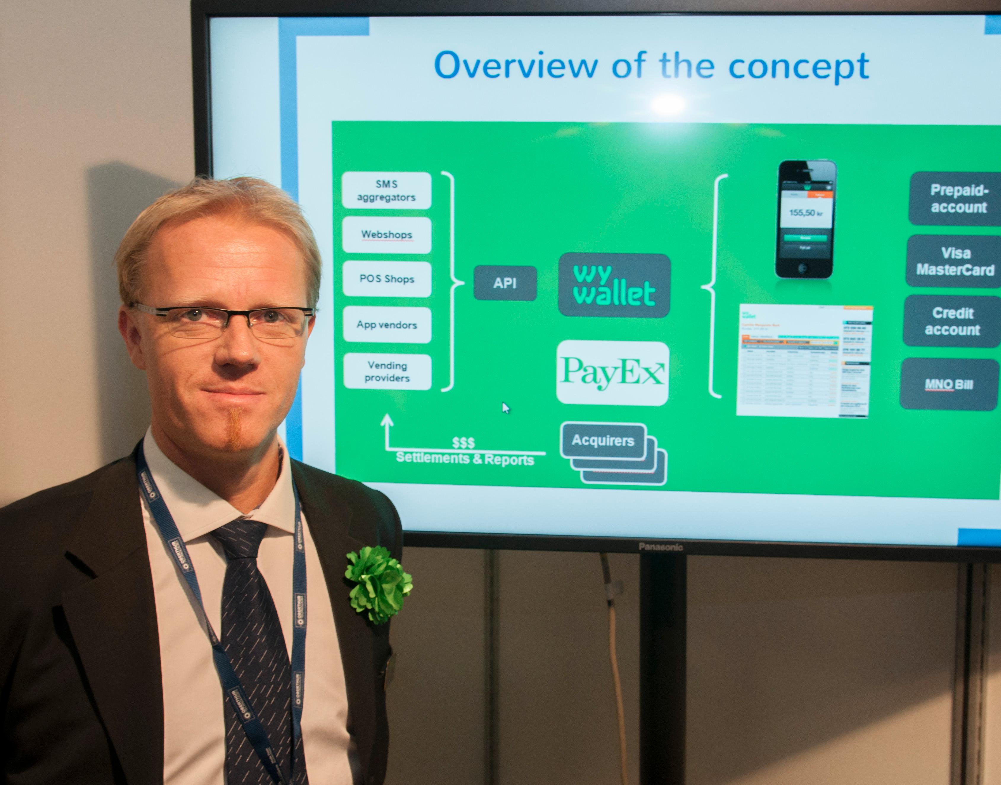 I Sverige og Danmark er det PayEx som leverer betalingstjenester for de største operatørene. Her viser PayEx' norske produktsjef, John Olav Olsen, hvordan systemet fungerer.Foto: Finn Jarle Kvalheim, Amobil.no