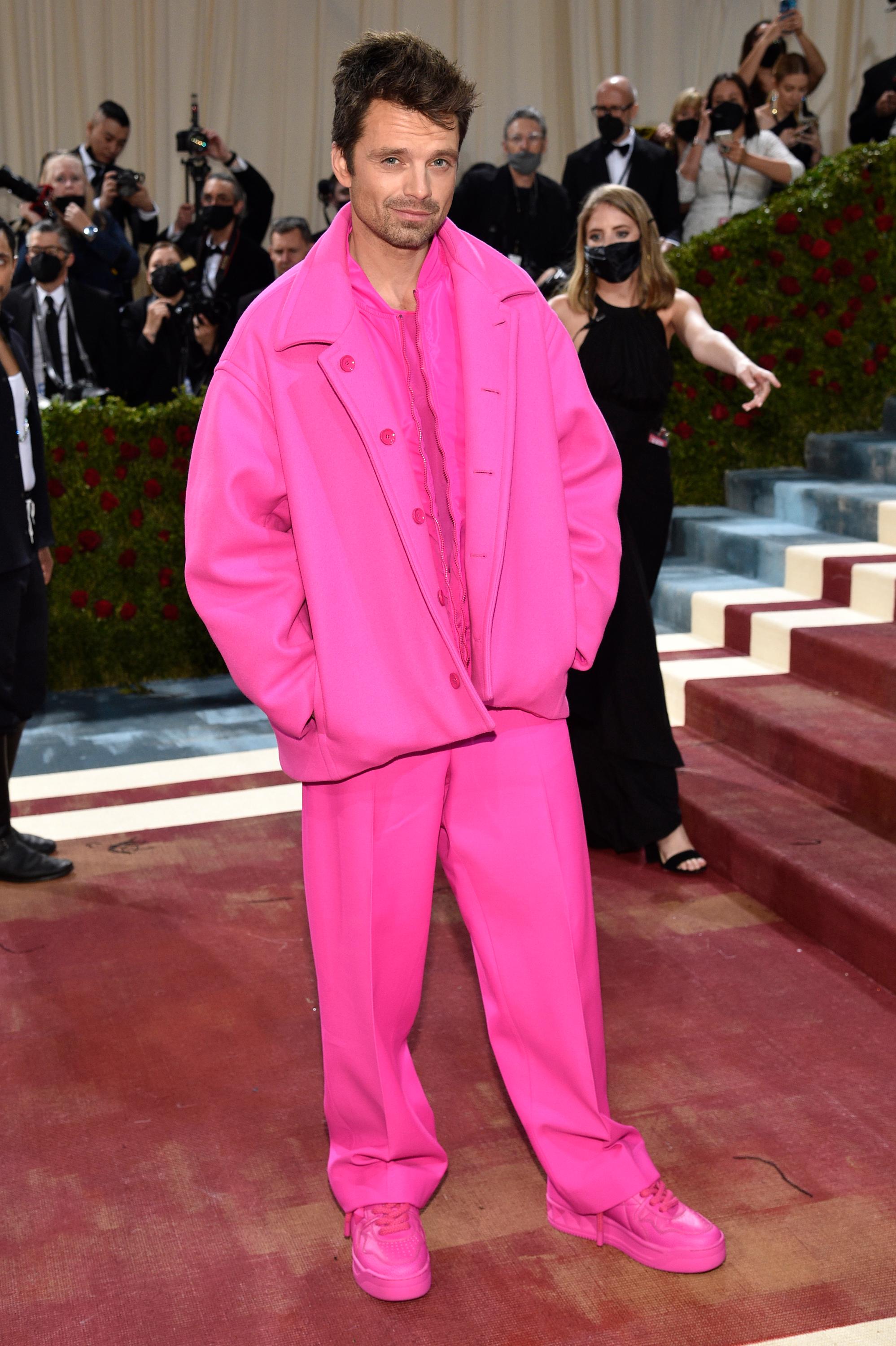Sebastian Stan på Met-gallaen i rosa Valentino-antrekk.