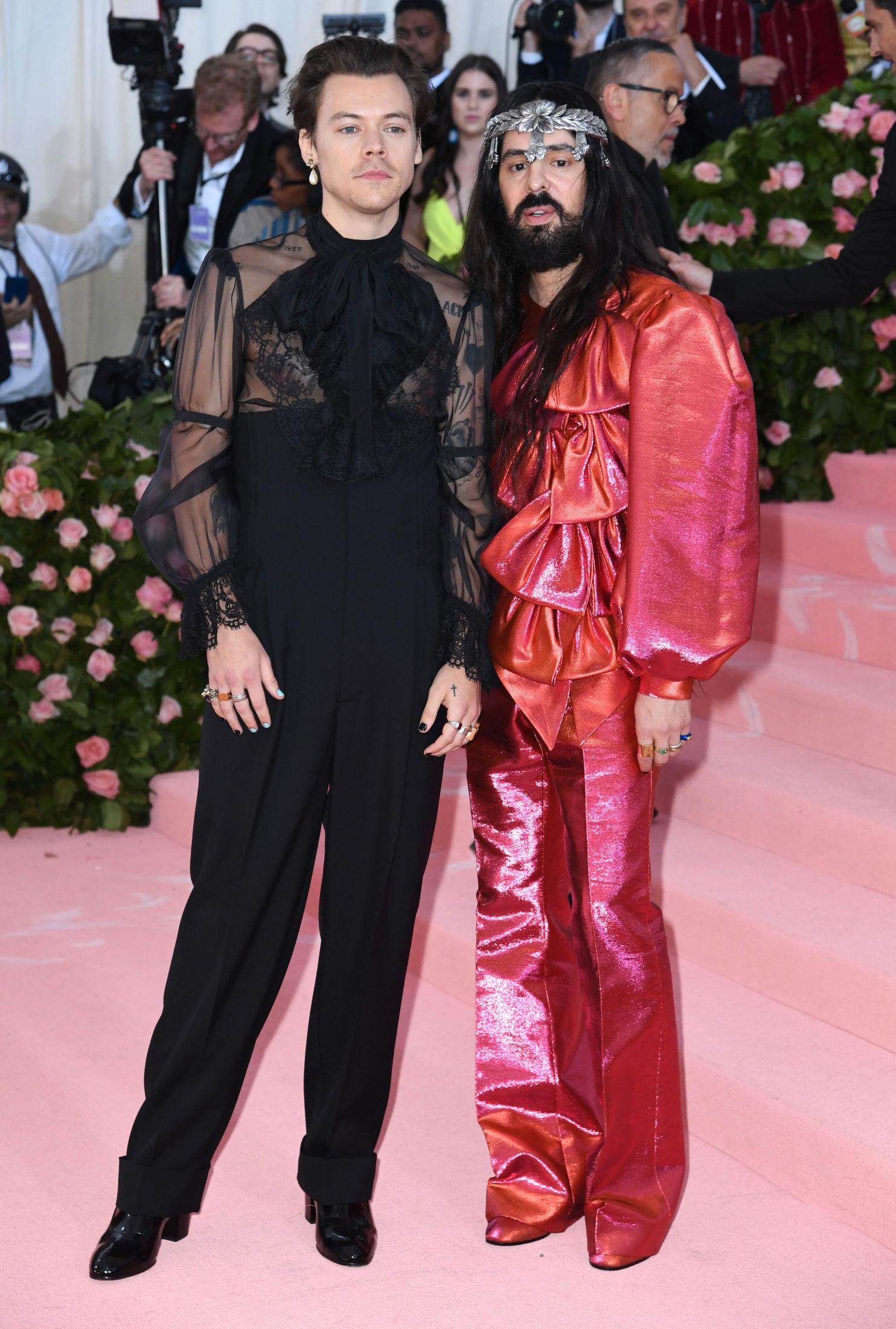 PÅ MET-GALLAEN: Harry Styles og Gucci-designer Alessandro Michele på den røde løperen i 2019. Foto: Pa Photos