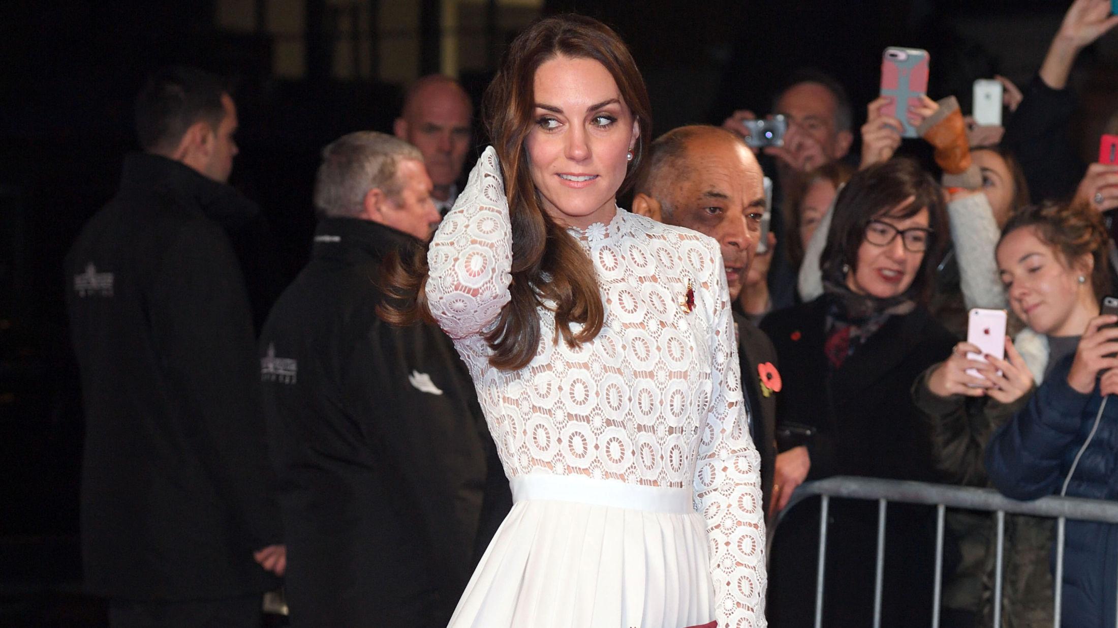 FÅR KJOLESKRYT: Hertuginne Kate vakte oppsikt i en hvit, glamorøs kjole fra Self-Portrait under en filmpremiere i London. Foto: Getty Images