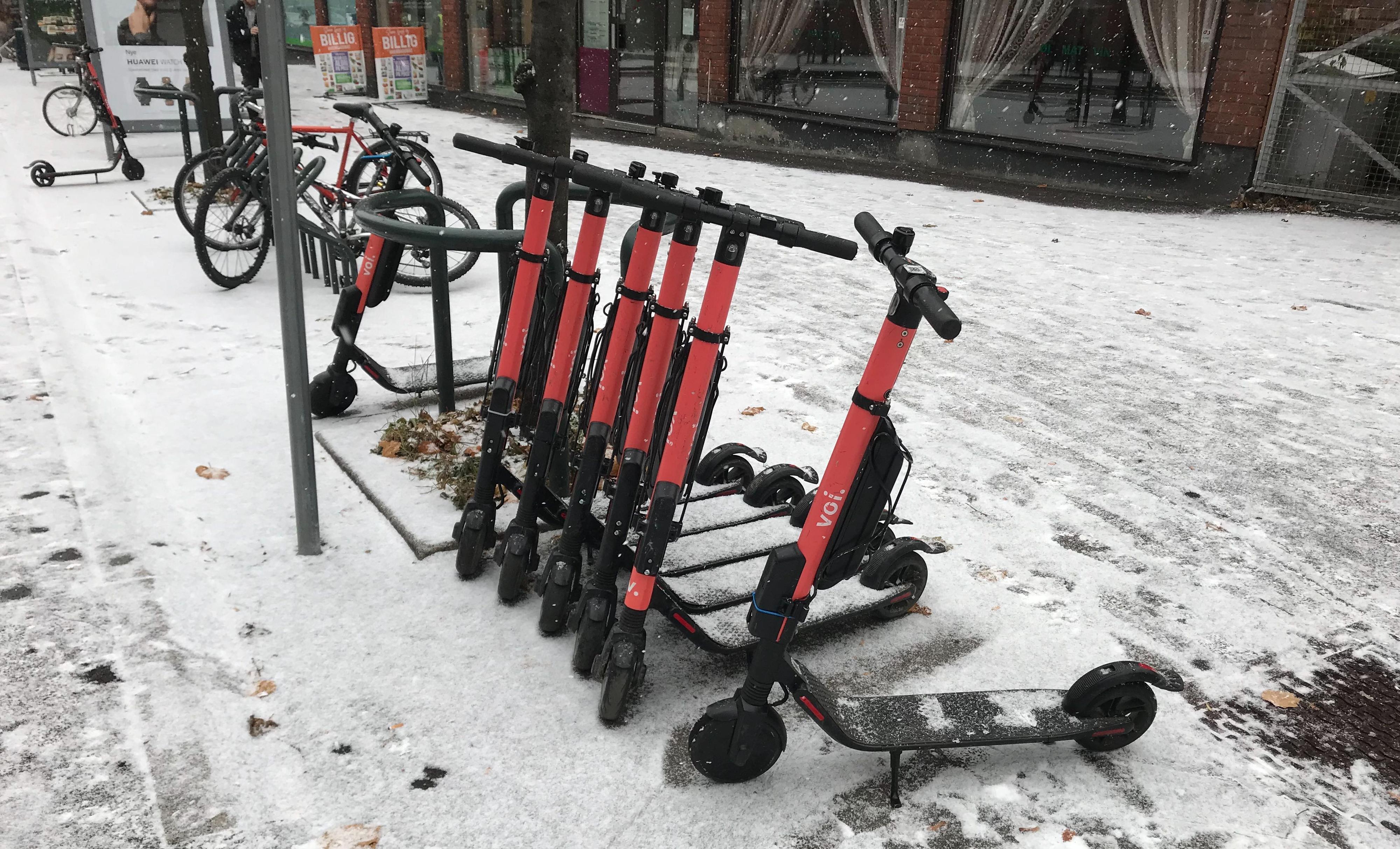SNØ: Selv om snøværet har kommet til Oslo, er det fortsatt mulig å aktivere og kjøre rundt på elsparkesyklene.