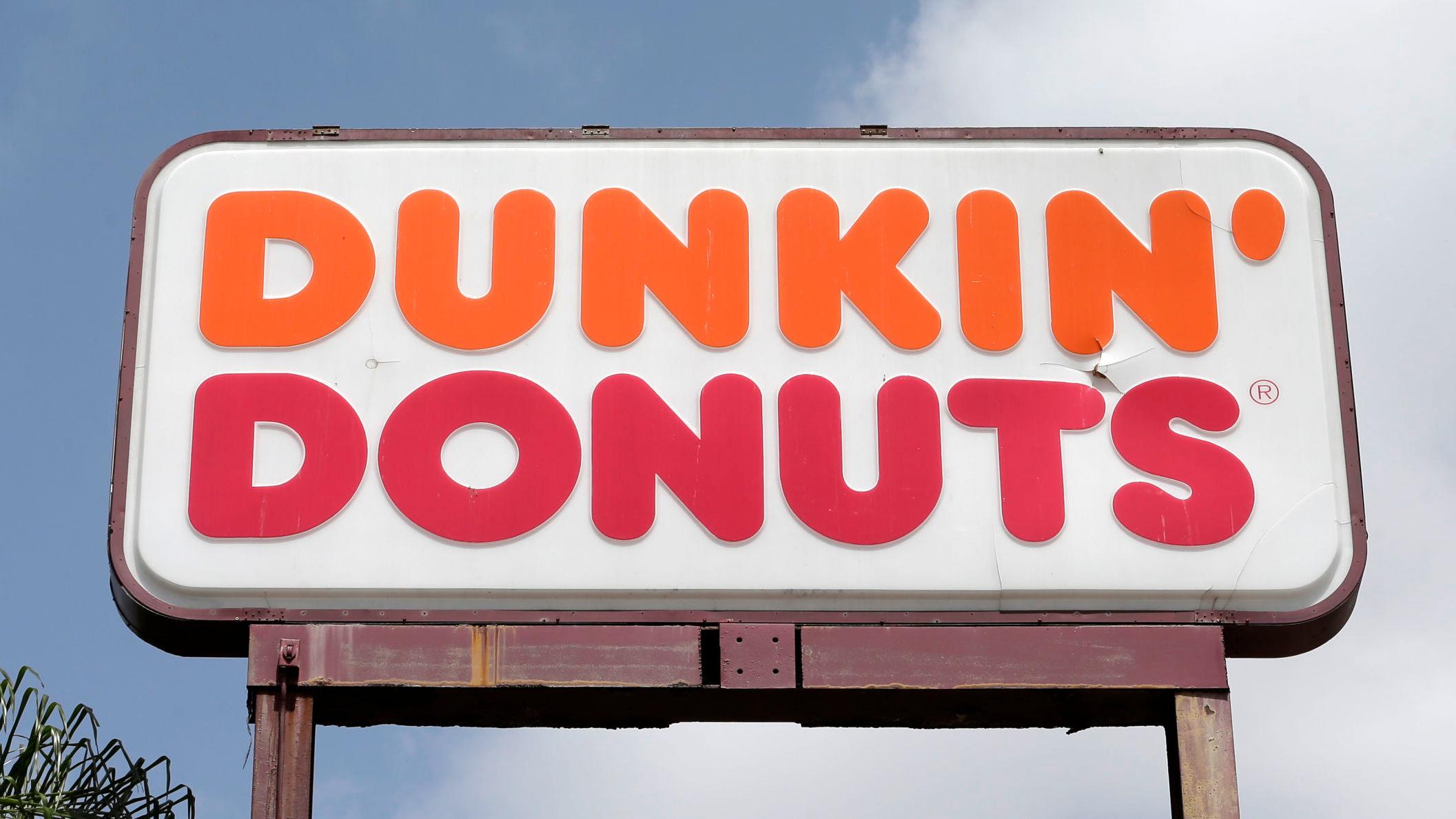 DROPPER DONUTS: Den verdenskjente donut-kjeden «Dunkin' Donuts» skal nå hete «Dunkin'». Foto: Alan Diaz/AP