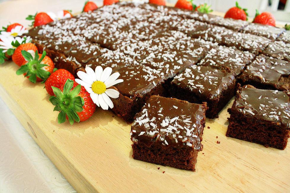 STORFAVORITT: Sjokoladekake i langpanne funker alltid. Denne er saftig, god og enkel å lage. Foto: Elin Vatnar Nilsen/Krem.no