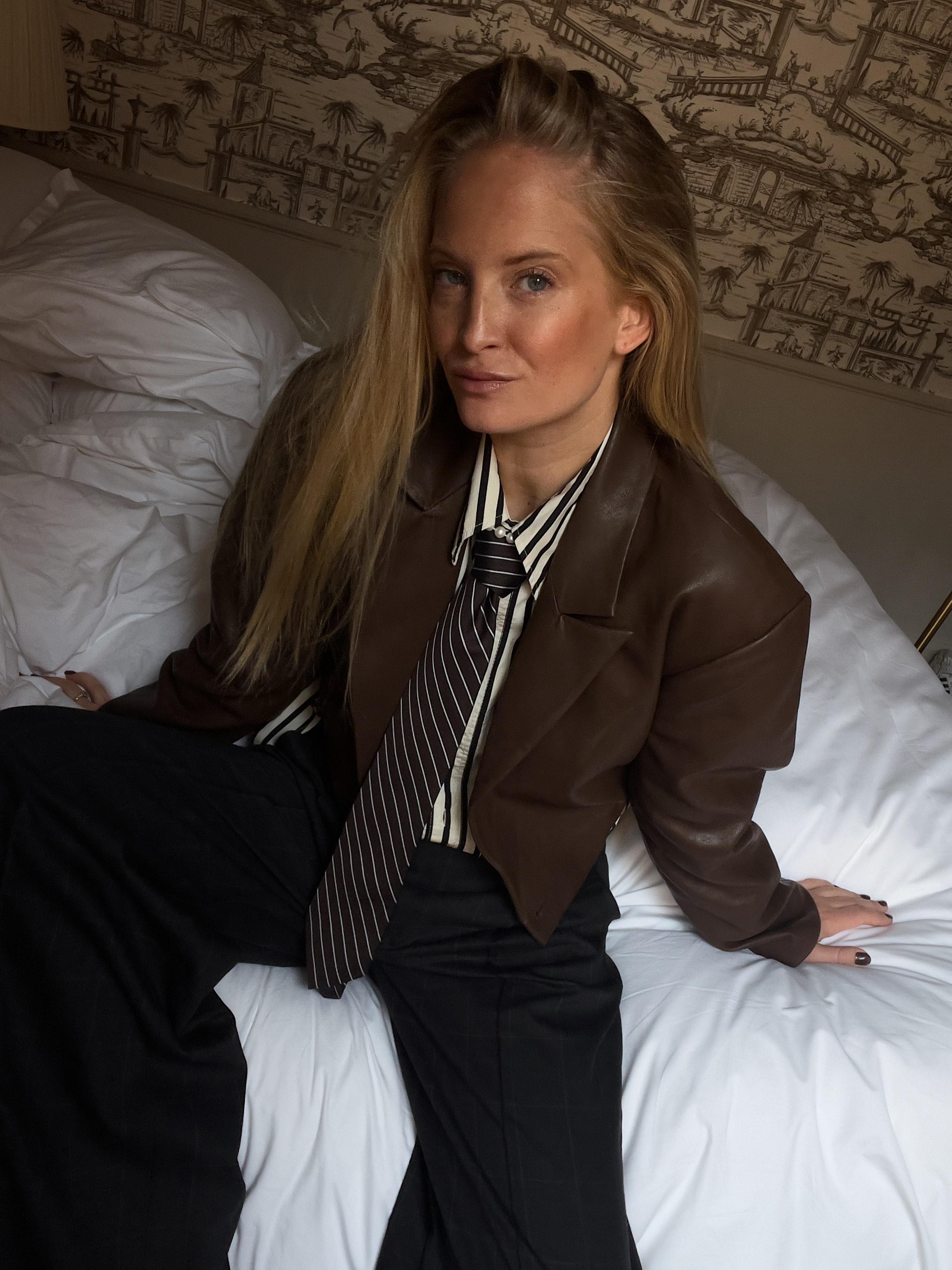 STRIPER I FOKUS: Stylist og skribent Nathalie Helgerud velger gjerne et mørkt, stripete slips, og kombinerer det med andre stripete plagg.