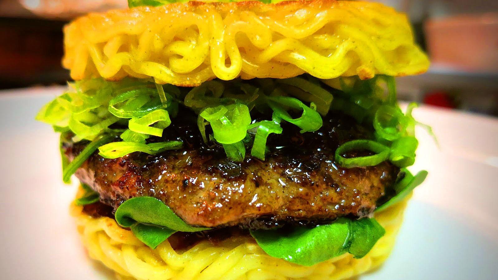 NUDELBURGER: Nyheten om "The Ramen Burger" har tatt USA med storm. FOTO: www.goramen.com