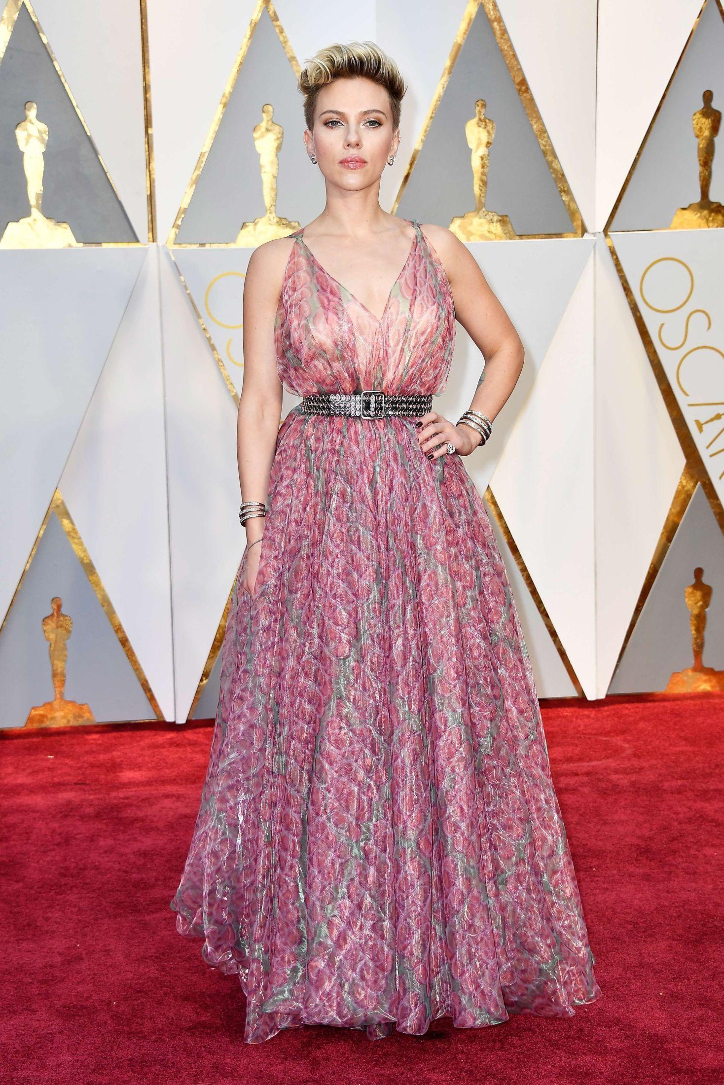 ROCKA: Scarlett Johansson Gikk for en rosamønstret kjole med sort, rocka tilbehør. Foto: NTB scanpix