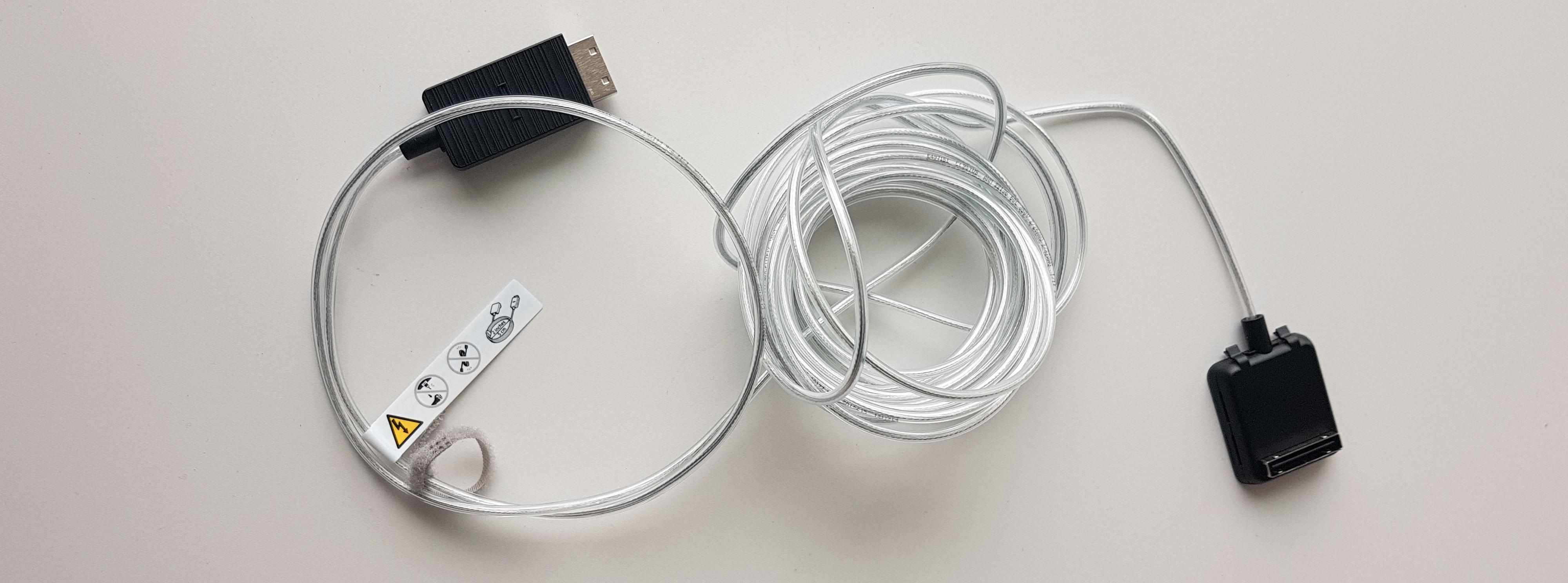 Samsungs nåværende løsning: One Connect-kabelen.