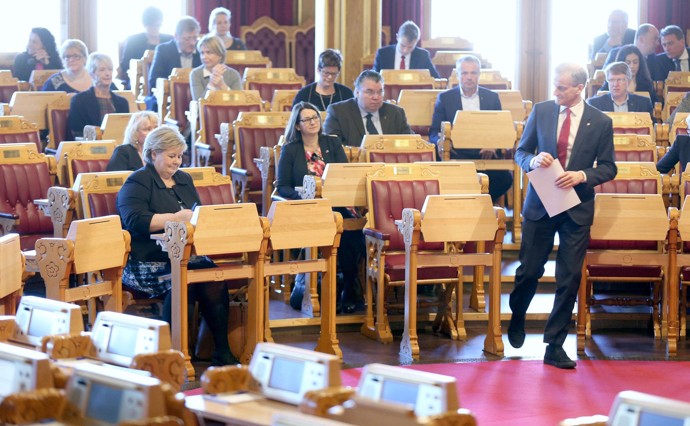 SNEAKY: Jonas Gahr Støre inntar talerstolen på Stortinget iført sorte «fritidssko». Foto: Vidar Ruud, NTB Scanpix