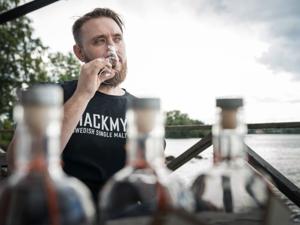 Adam Jonsson är provningsledare för Mackmyra whisky.