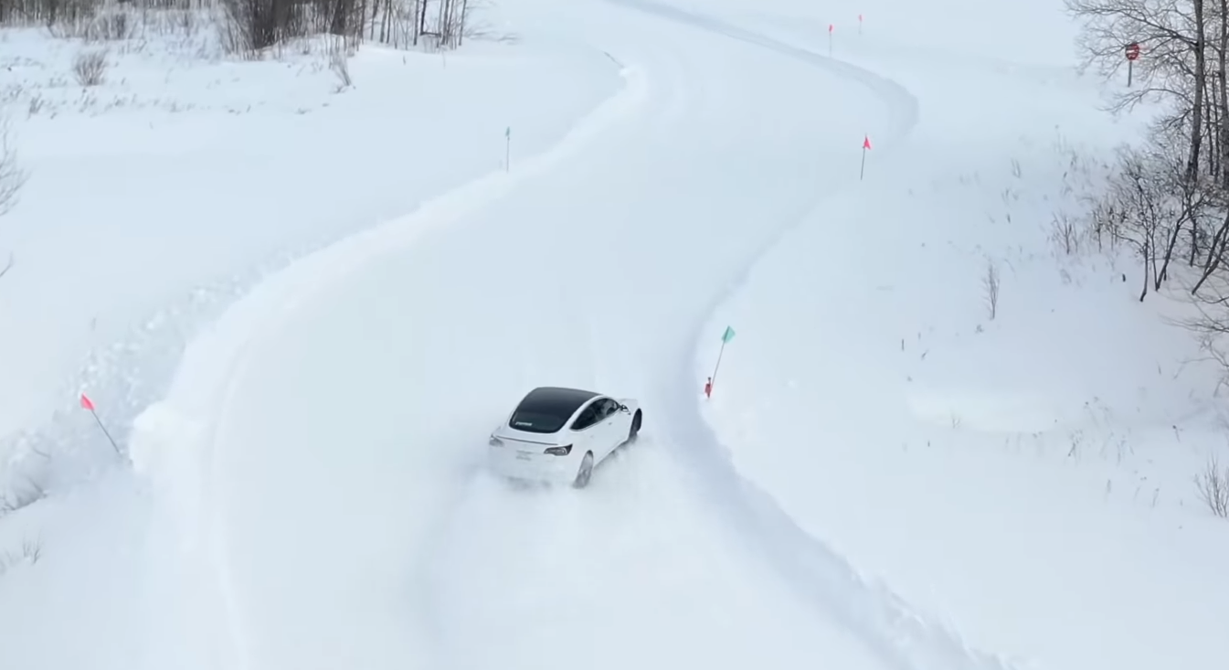Testet Model 3 på vinterføre
