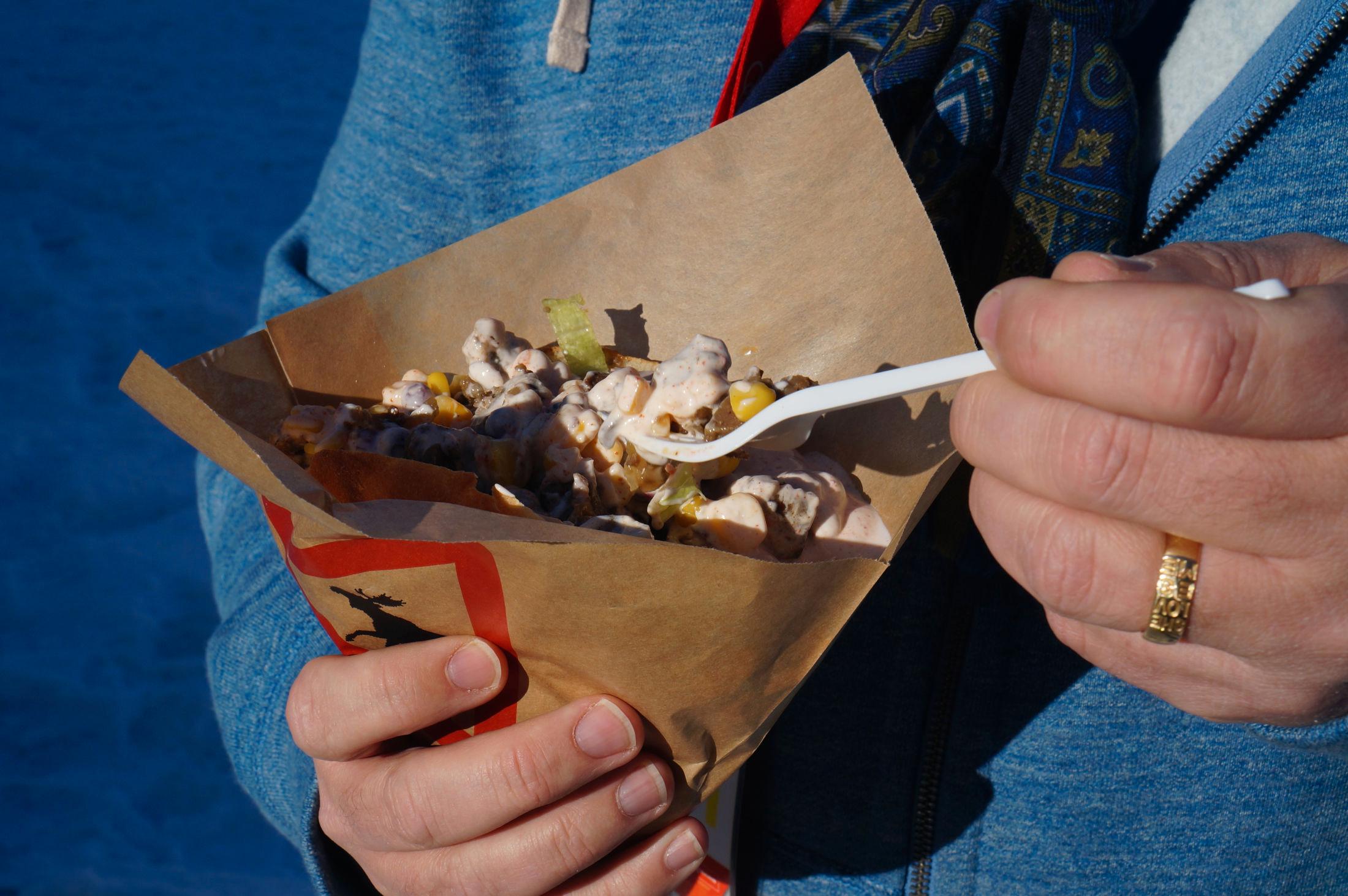 LITT TRIST BAB: Elg-kebab med mais, salat, løk og dressing fra Breheimen mat. Foto: Sigrid Schei Lorentzen / VG.