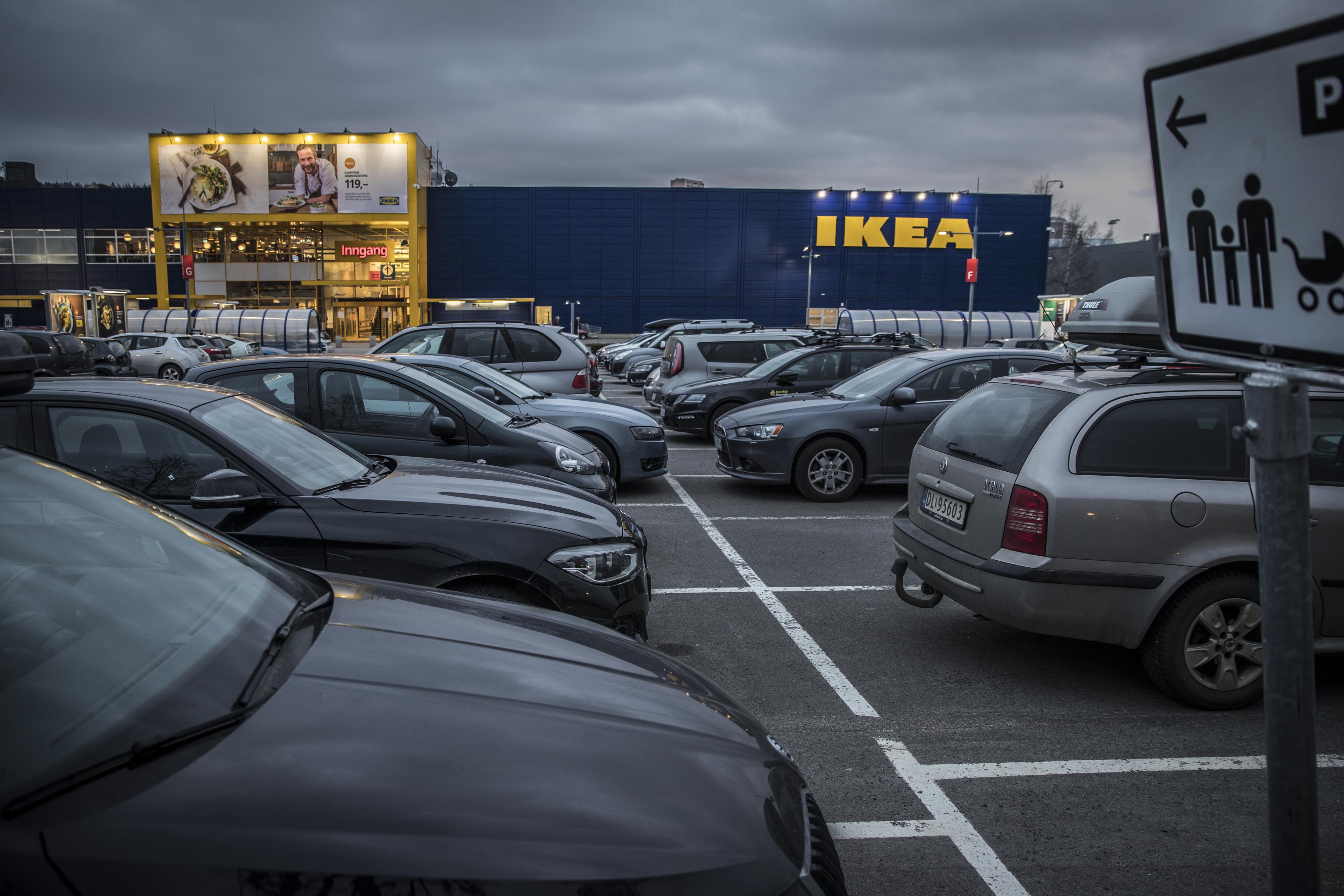 Ikeas varehus på Furuset og Slependen har nå halvert prisen på klikk og hent-bestillinger - ned fra 199 til 99 kroner.