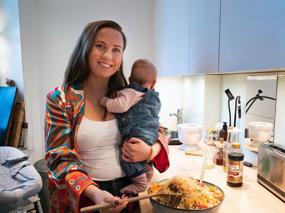 Josefine Bäck var mäklaren som aldrig använt sociala medier när hon bestämde sig för att byta paradvåningar i Stockholm mot att laga och äta mat på Tiktok.