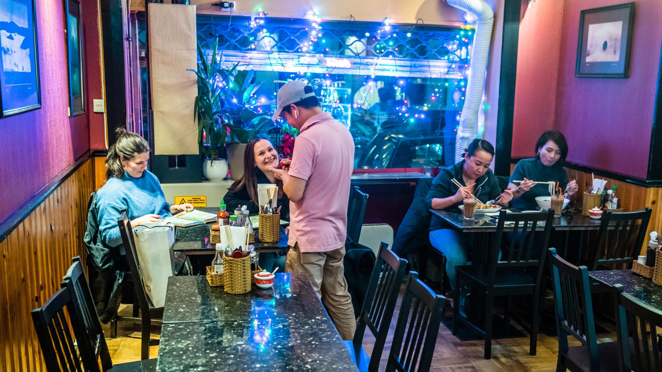 HOLDER KOKEN: Den vietnamesiske restauranten i Torggata byr på en av byens beste supper, mener VGs anmelder. Foto: Frode Hansen/VG