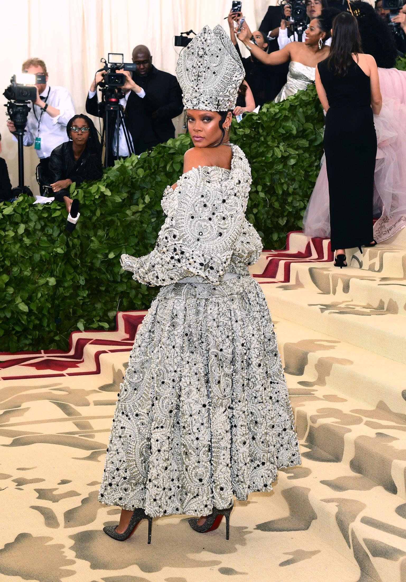 TILBAKEBLIKK: Rihanna på fjorårets Met-galla hvor tema var «Heavenly Bodies: Fashion and the Catholic Imagination». Foto: Pa Photos