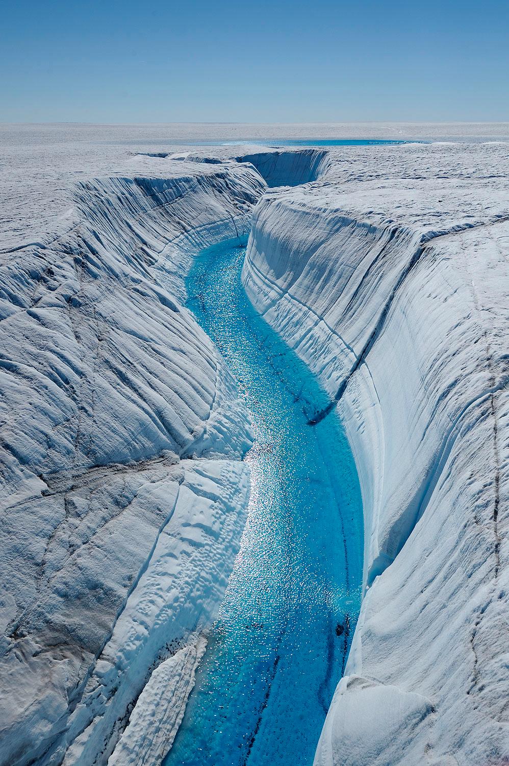 SMELTENDE IS: Dersom all isen på Grønland skulle smelte bort, ville det fått enorme konsekvenser for livet på jorden.Foto: James Balog Photography