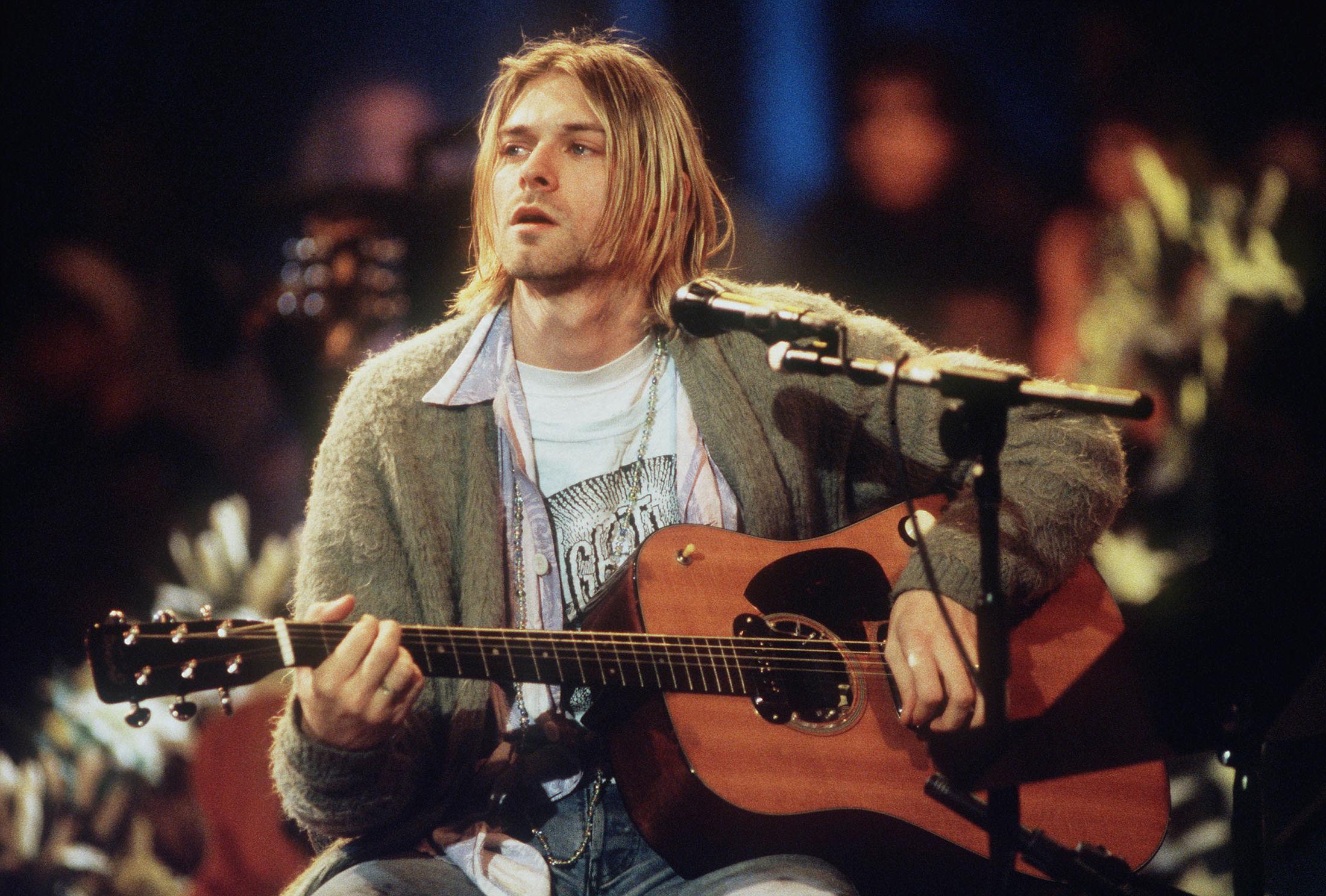 FRONTFIGUR: Kurt Cobain var frontfigur og vokalist i grunge-bandet Nirvana. Her er Cobain under innspillingen av musikkprogrammet MTV Unplugged i 1993. Foto: Getty Images