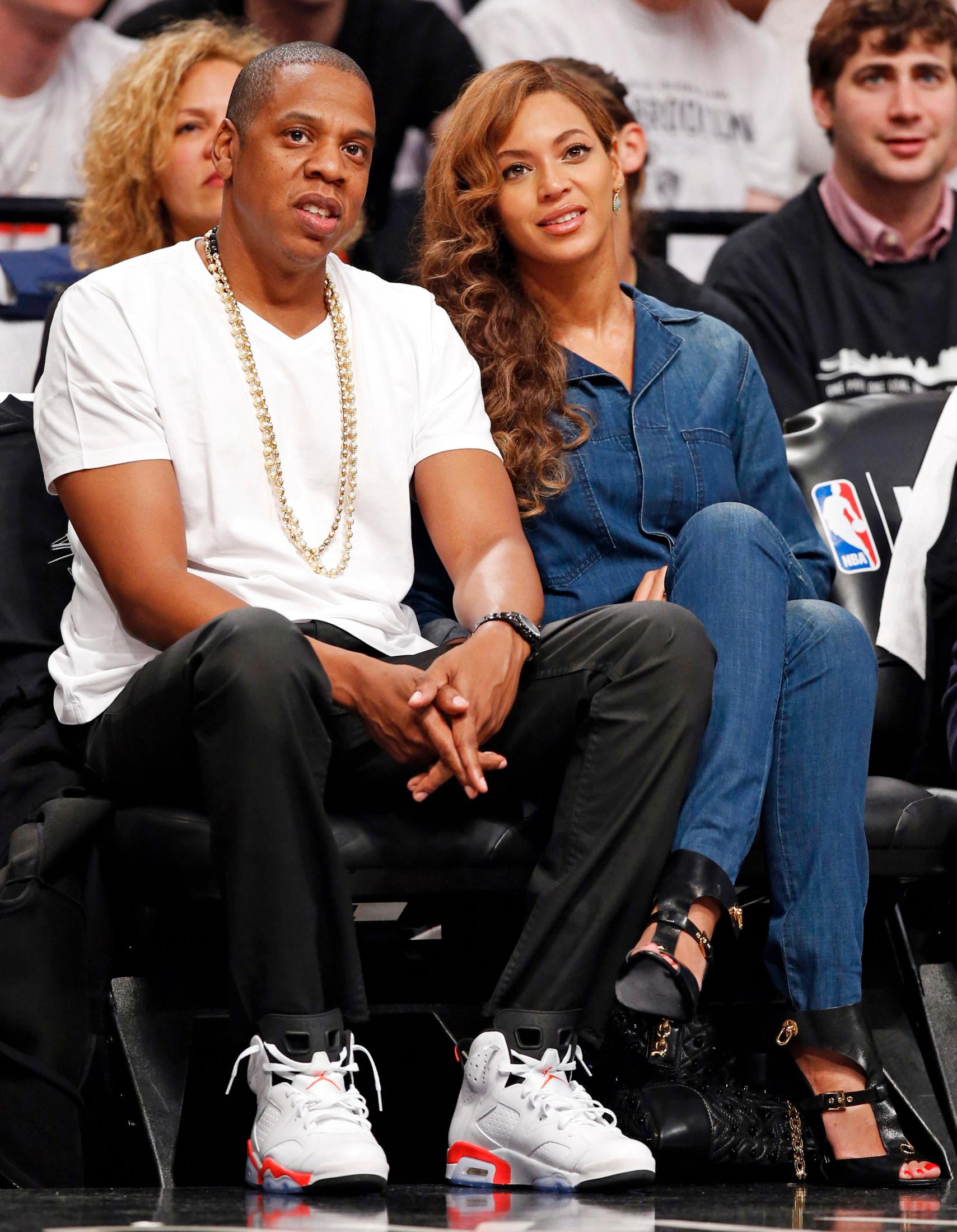 BASIC: På fritiden har Beyoncé naturlig vis en langt mer avslappet stil enn hun har på scenen eller den røde løperen. Her er hun på basketballkamp sammen med ektemannen Jay-Z i 2014.